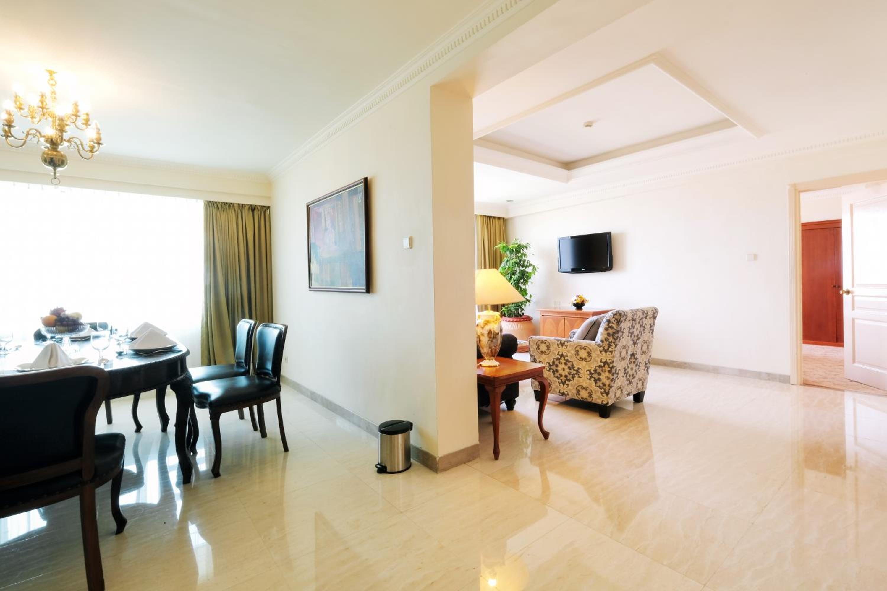 Aryaduta Suite Room - Photo 4