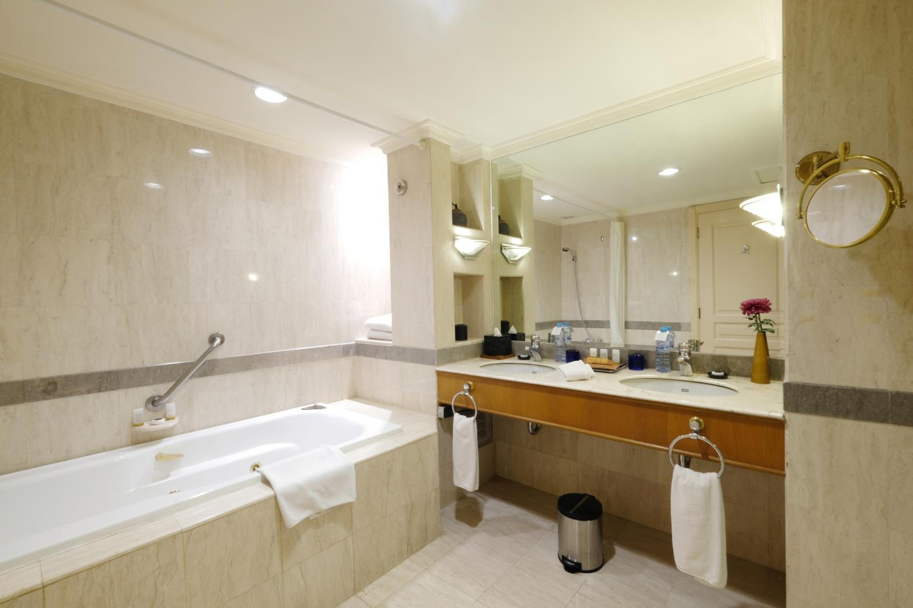 Aryaduta Suite Room - Photo 2