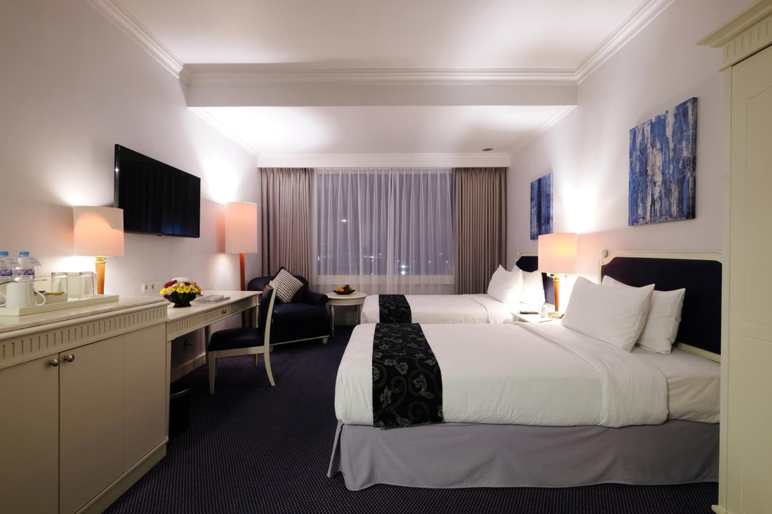 Club Room with City View - Photo 1