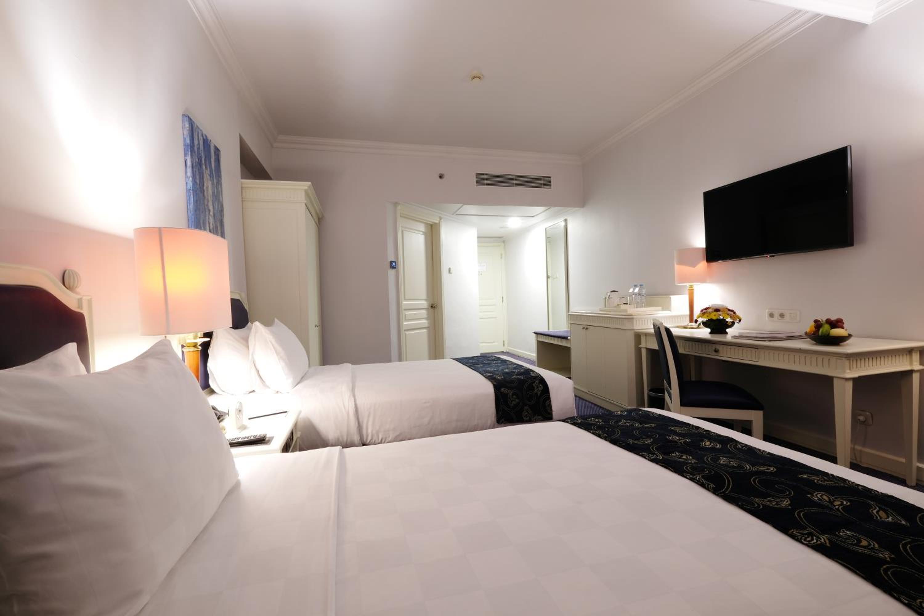 Club Room with City View - Photo 5