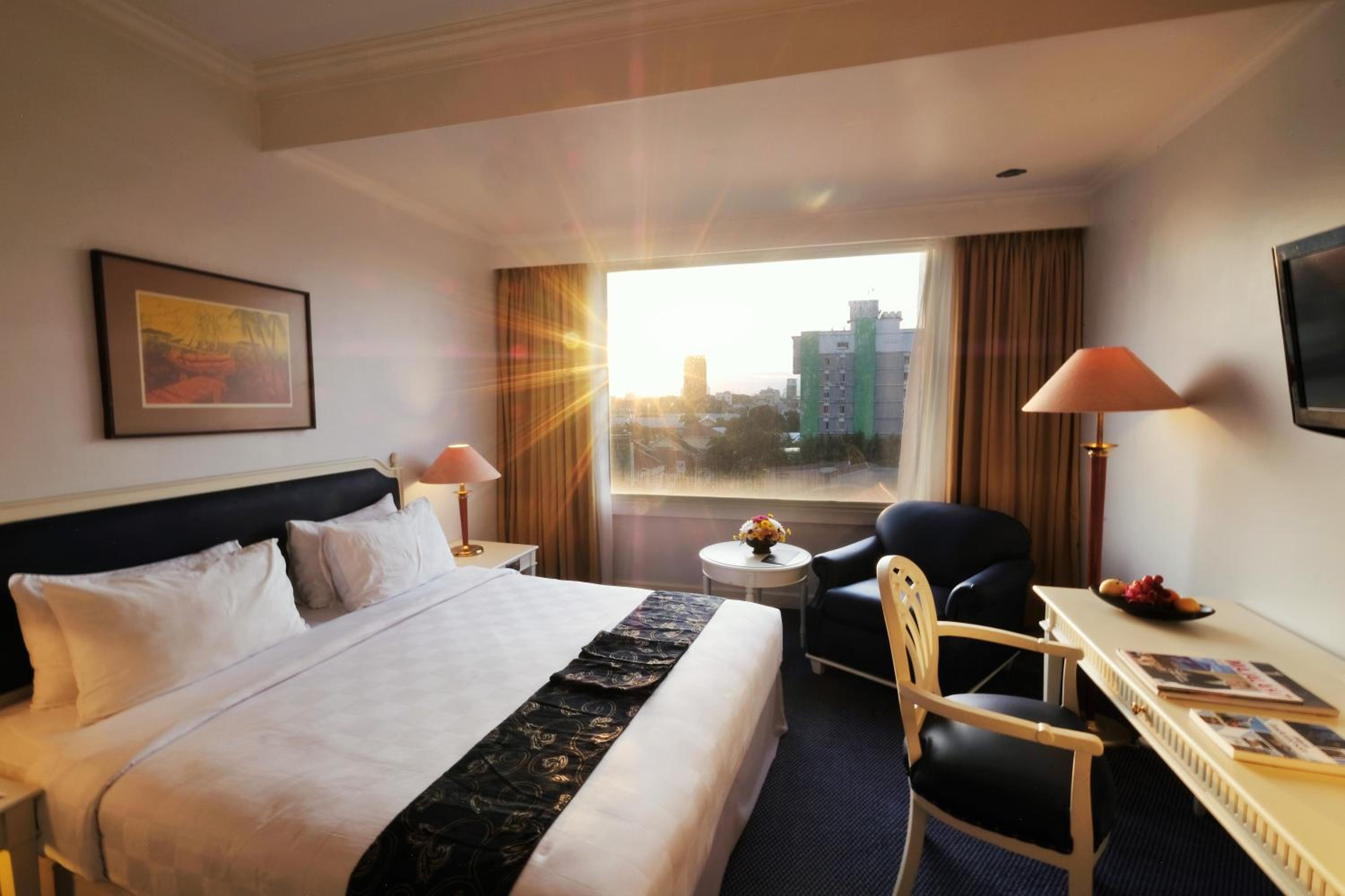 Club Room with City View - Photo 6