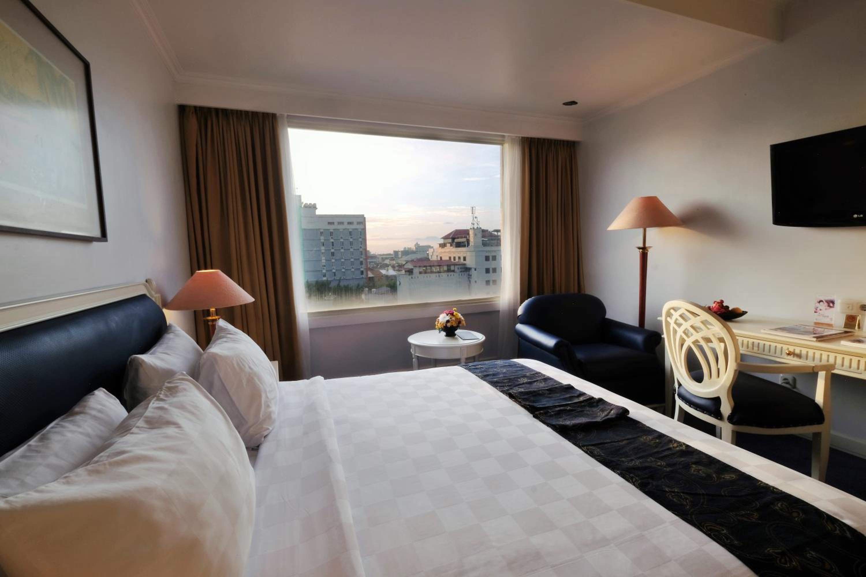 Club Room with City View - Photo 4