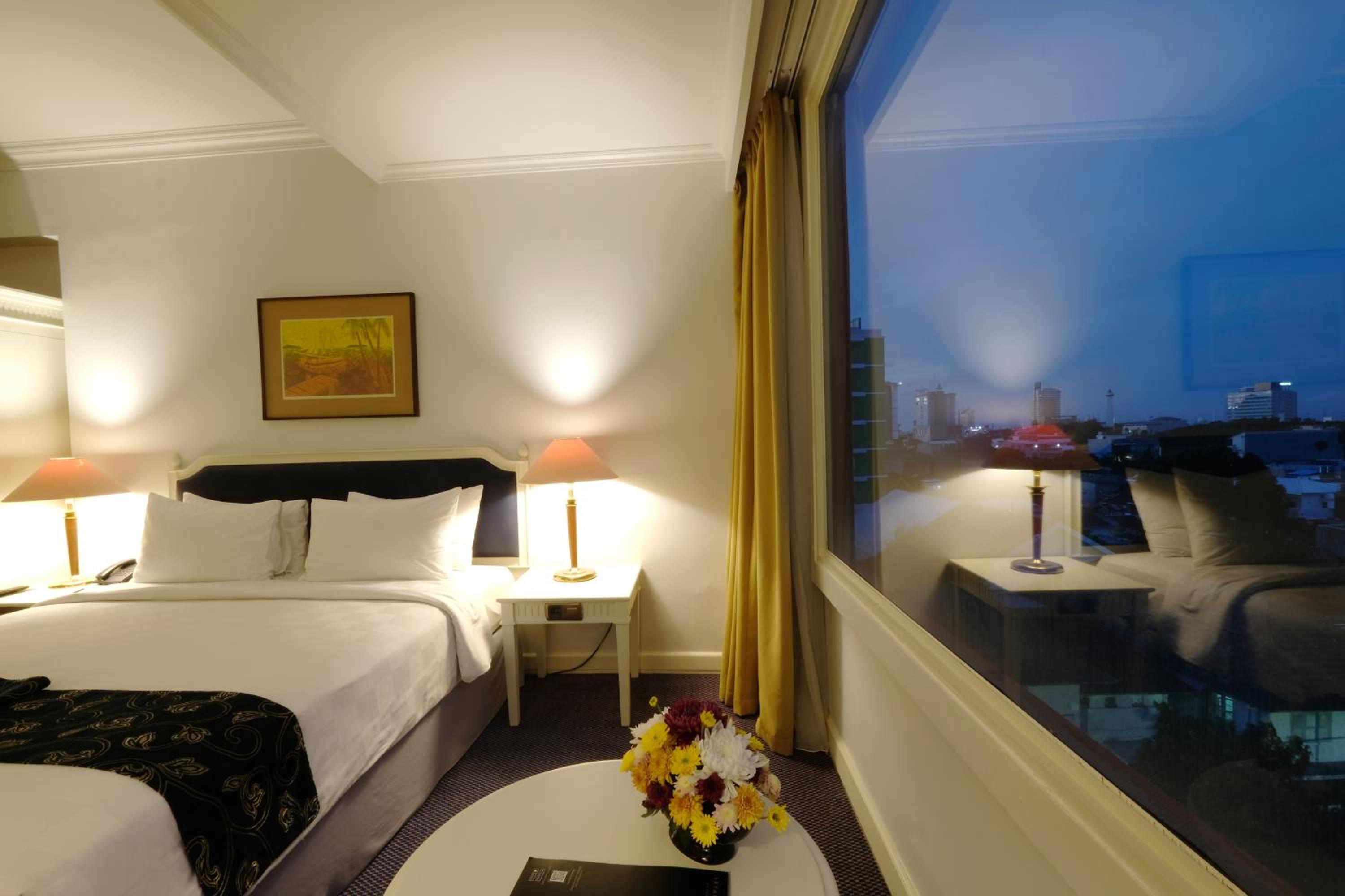 Club Room with City View - Photo 3