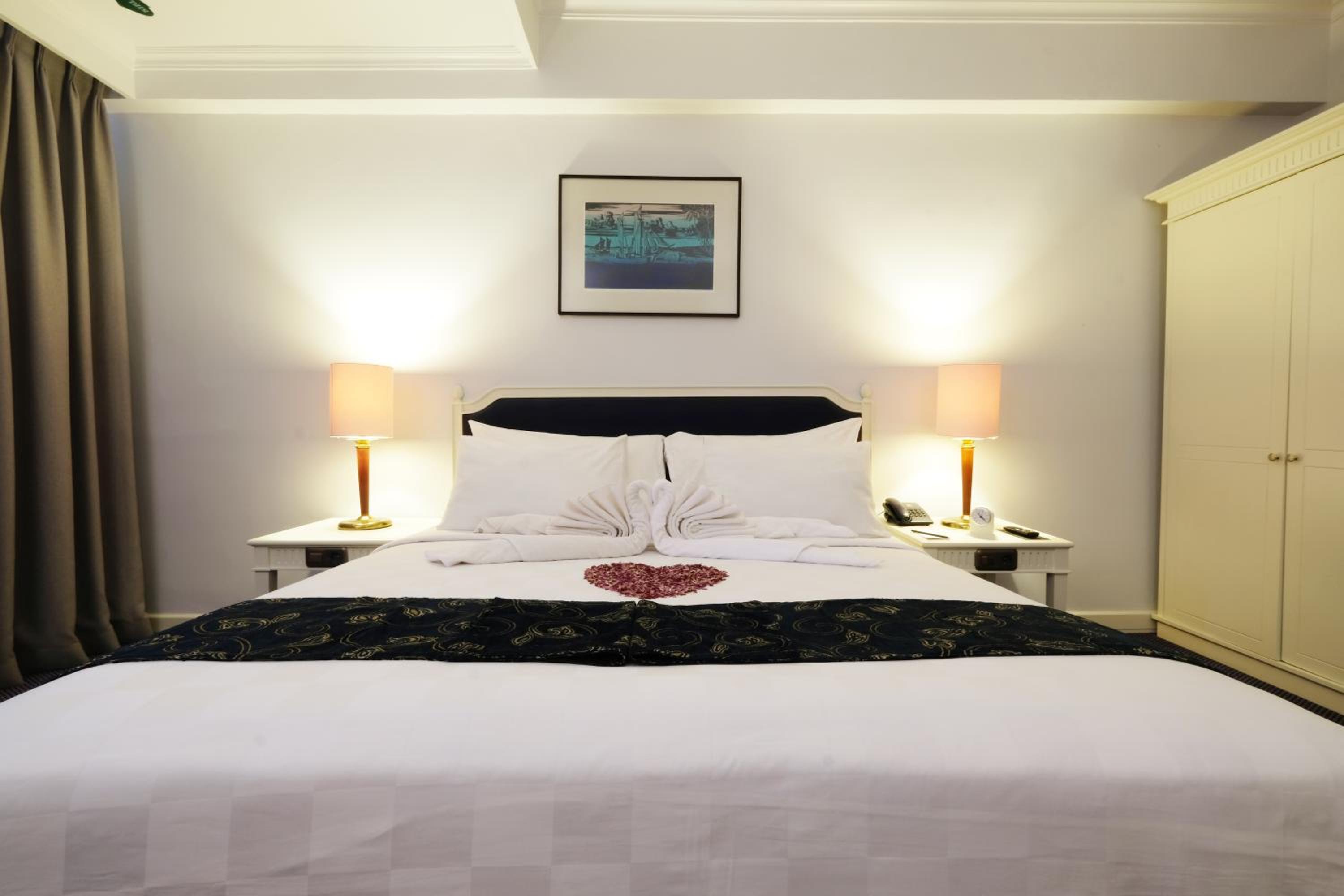 Deluxe Double or Twin Room with City View - Photo 4