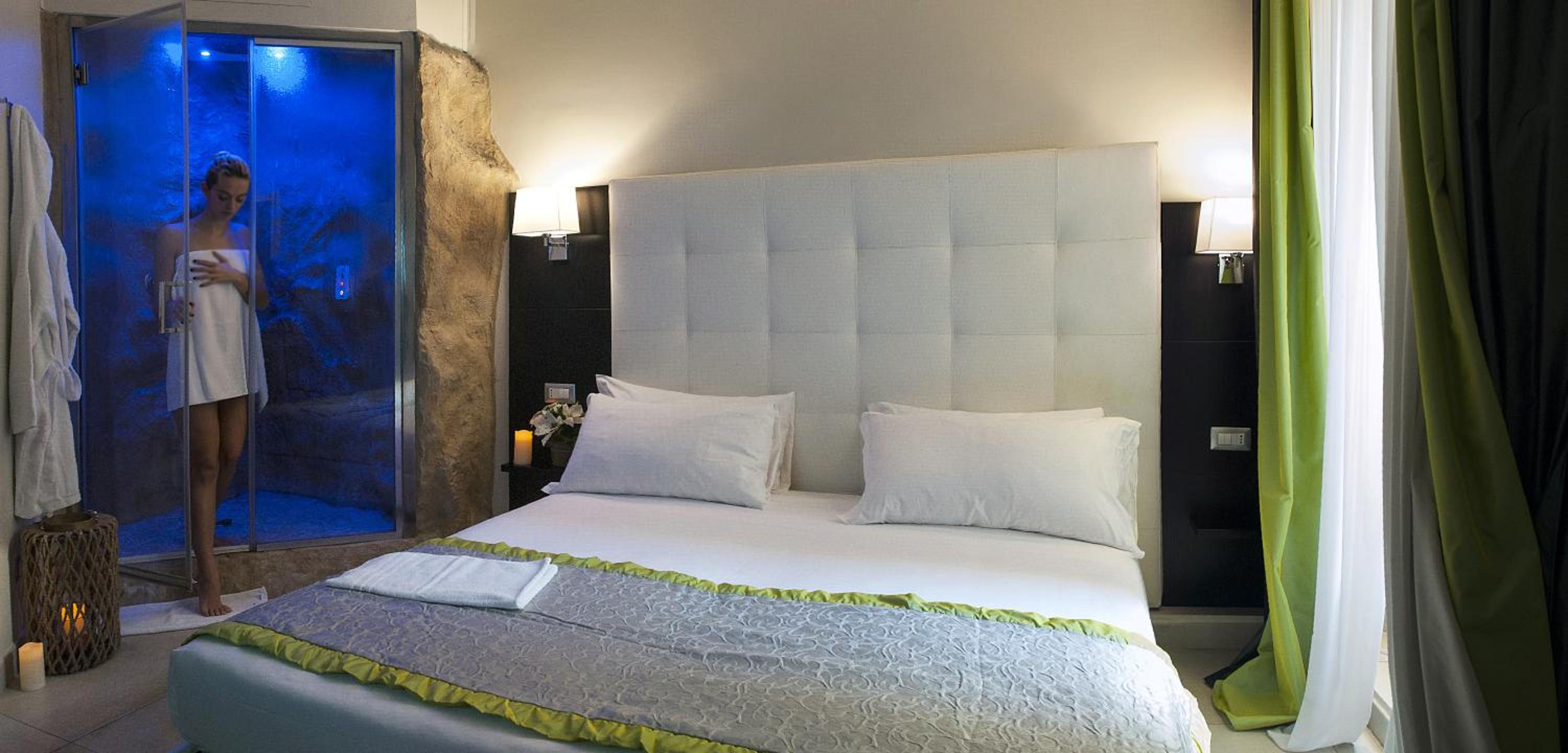 Double Room with Emotional Shower photo 3