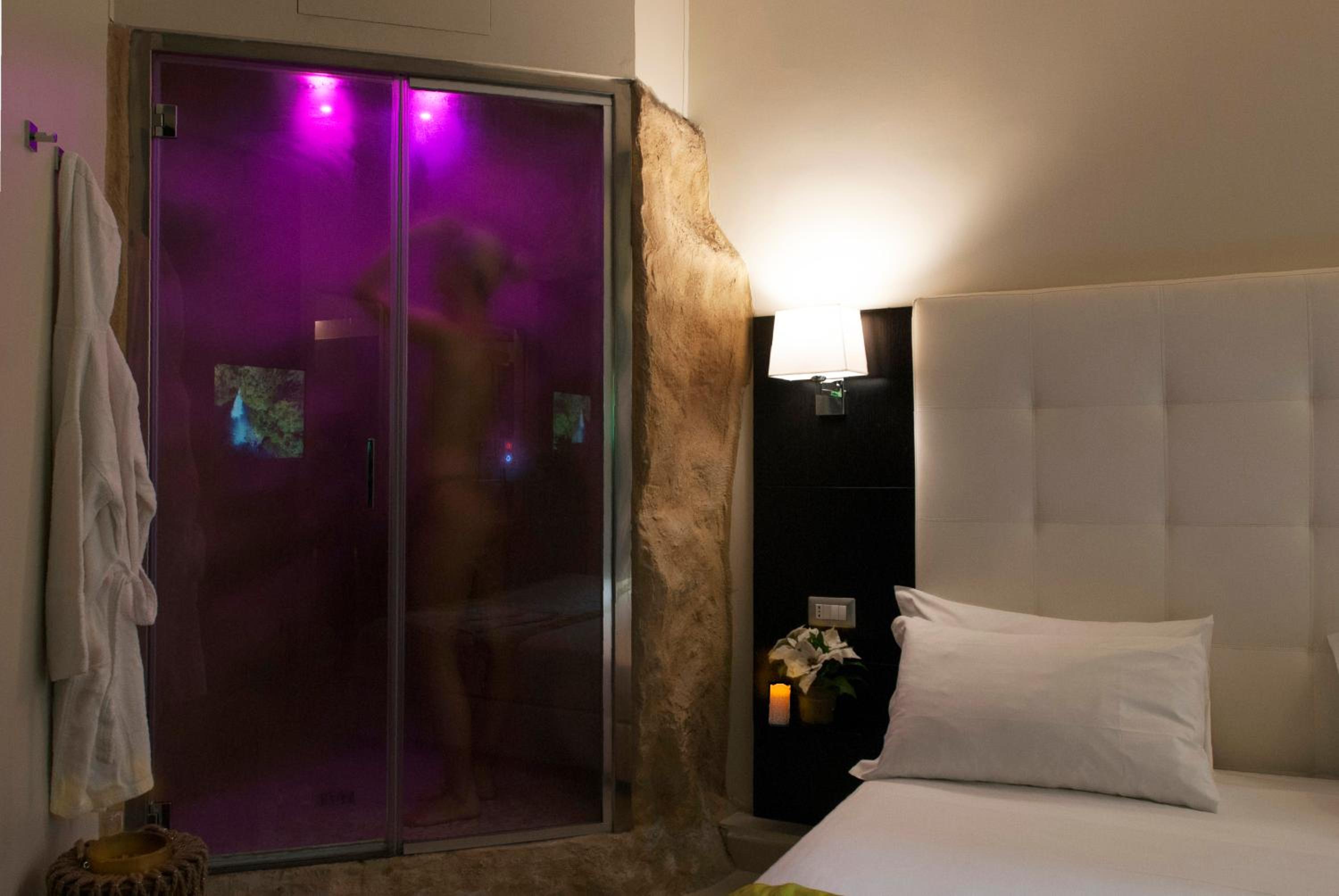 Double Room with Emotional Shower photo 3