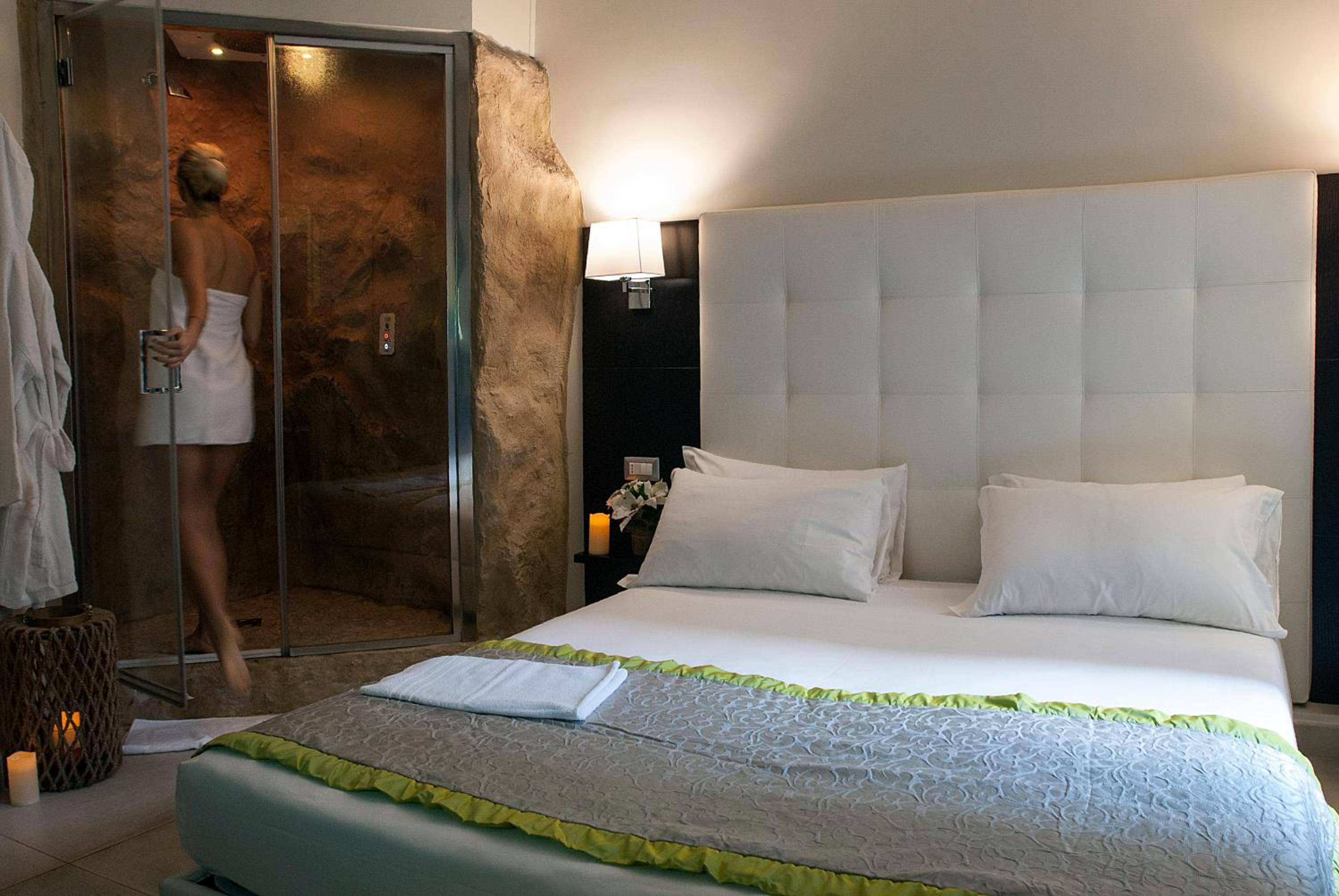 Double Room with Emotional Shower photo 2