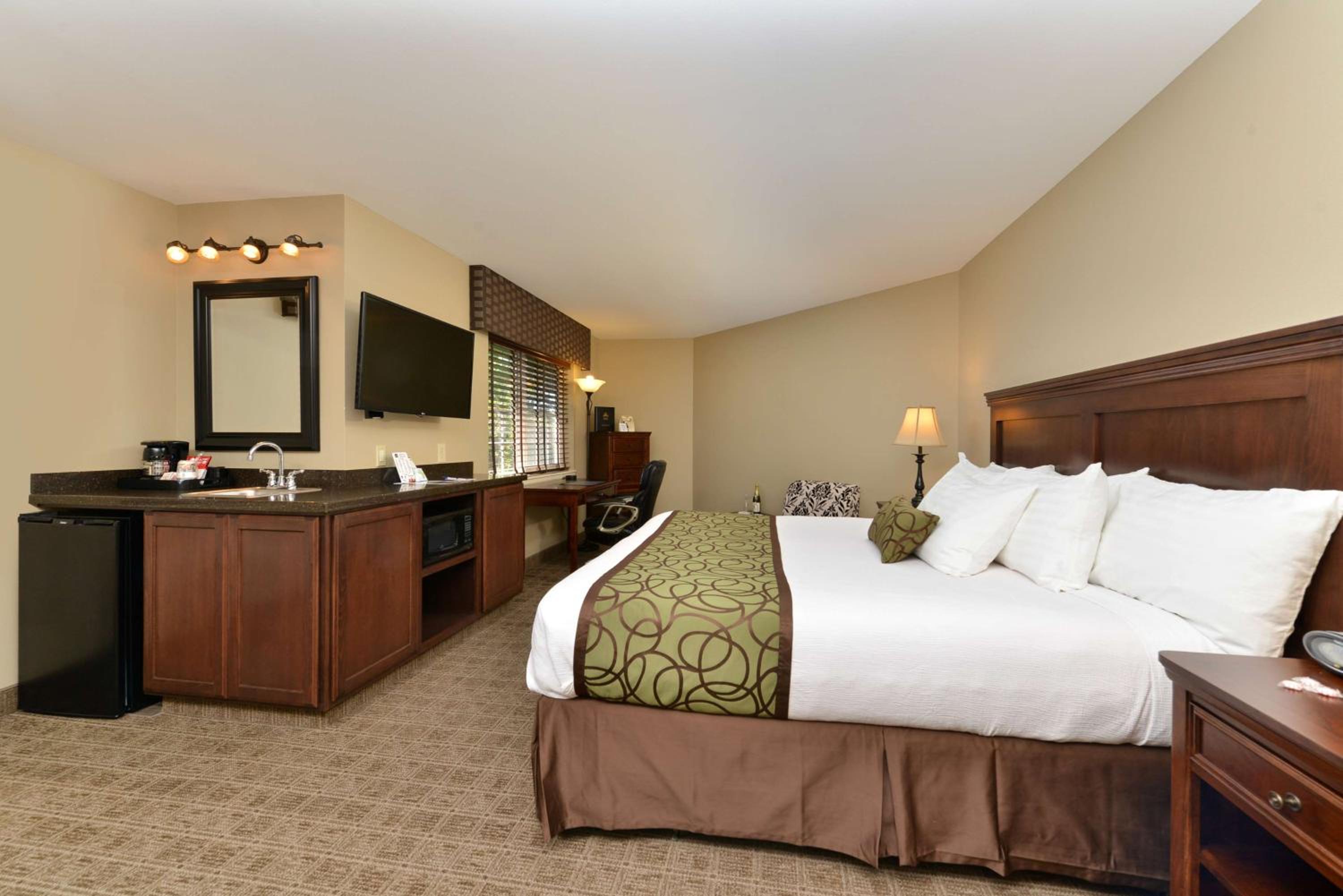 King Suite with Whirlpool - Non-Smoking - Photo 5
