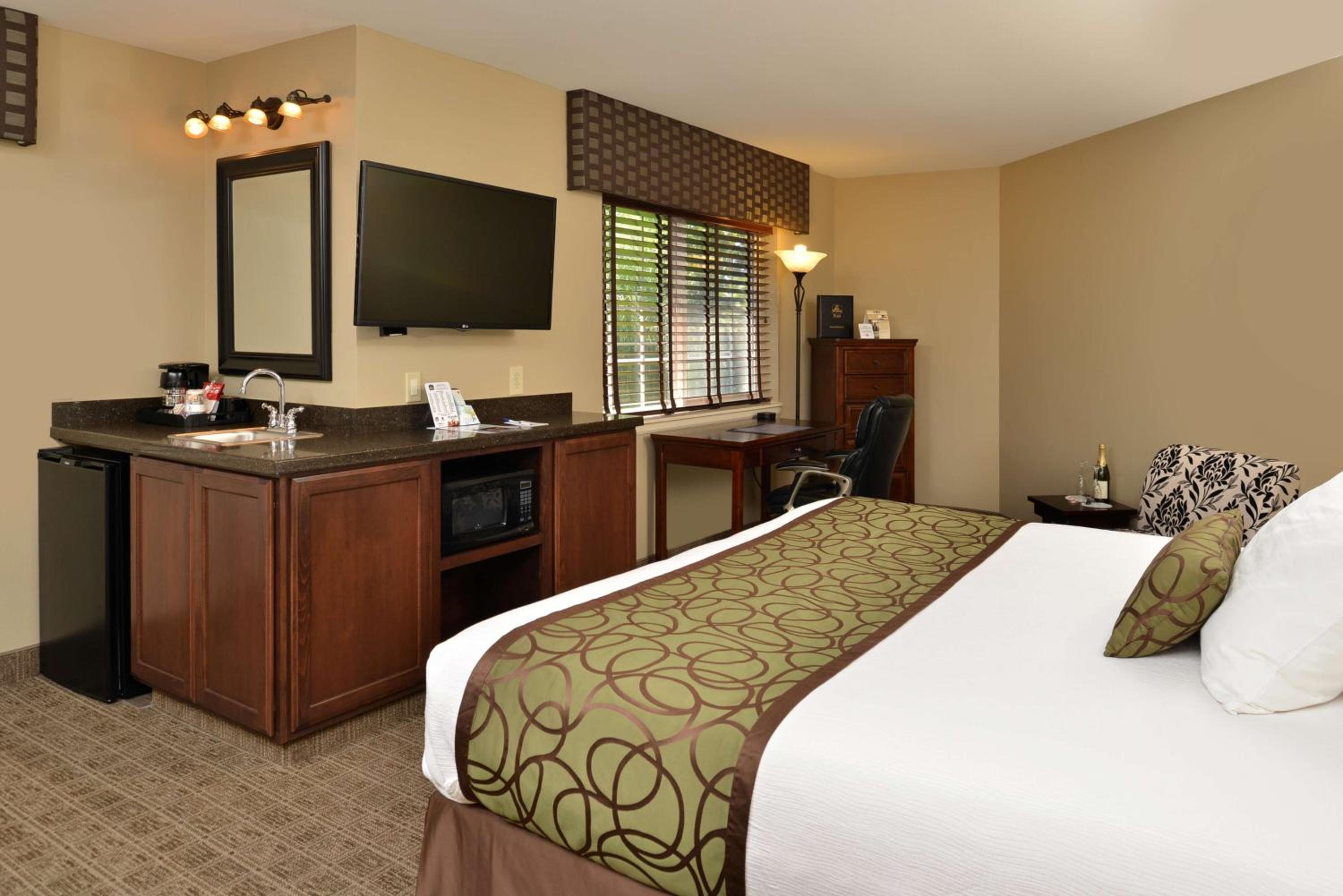 King Suite with Whirlpool - Non-Smoking - Photo 4
