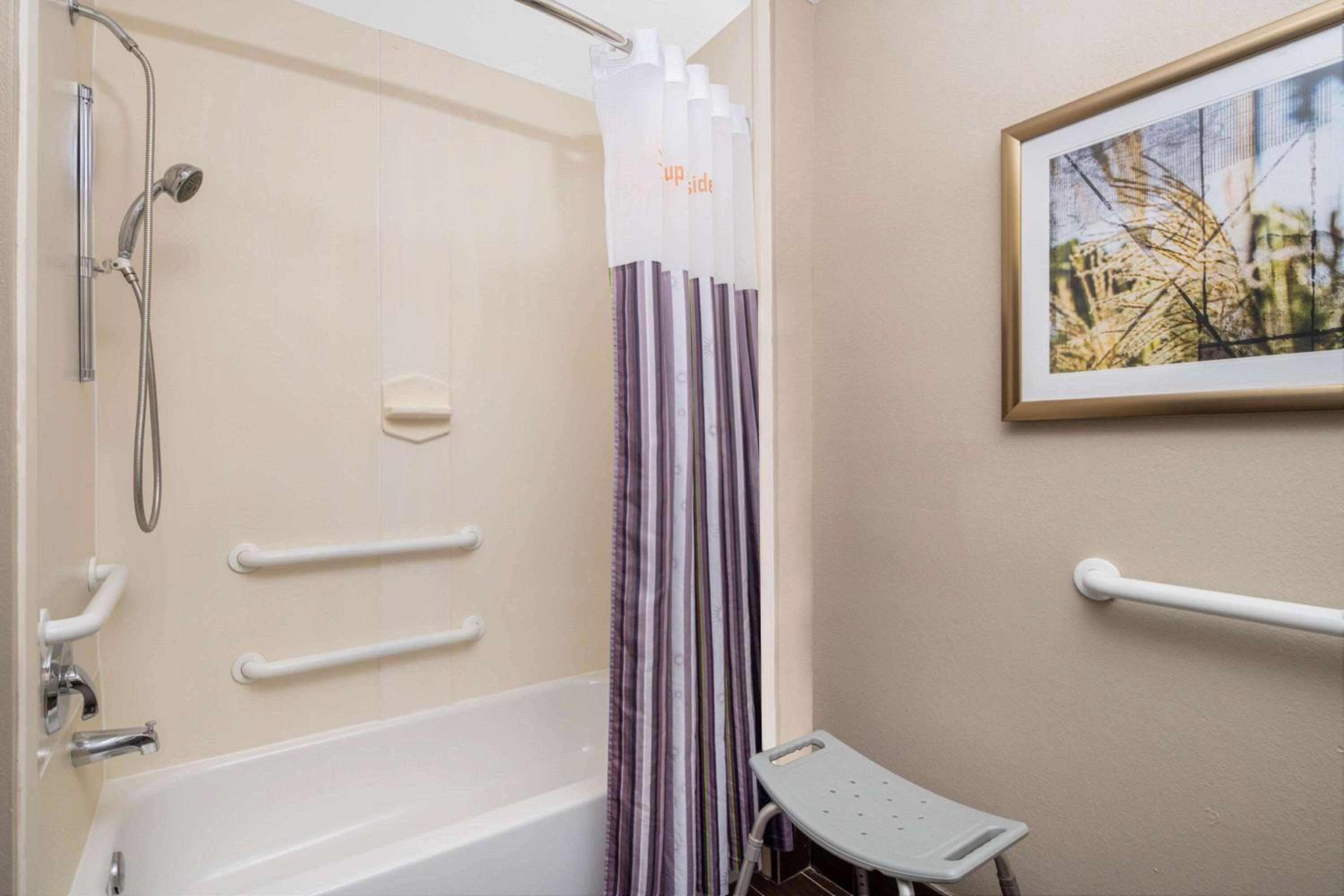 Queen Room with Two Queen Beds and Bath Tub - Mobility Accessible/Non-Smoking photo 2