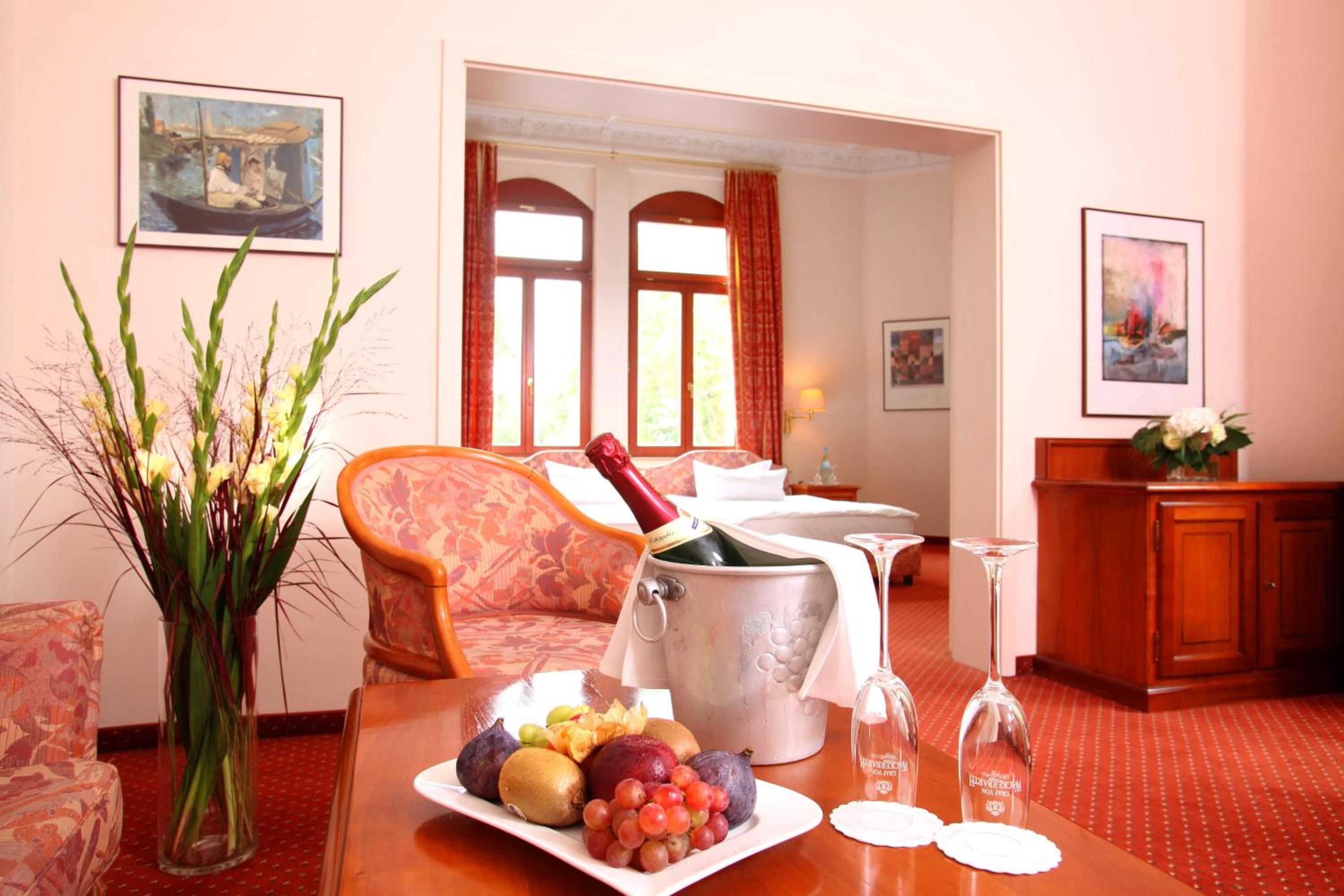 Suite - Photo 1