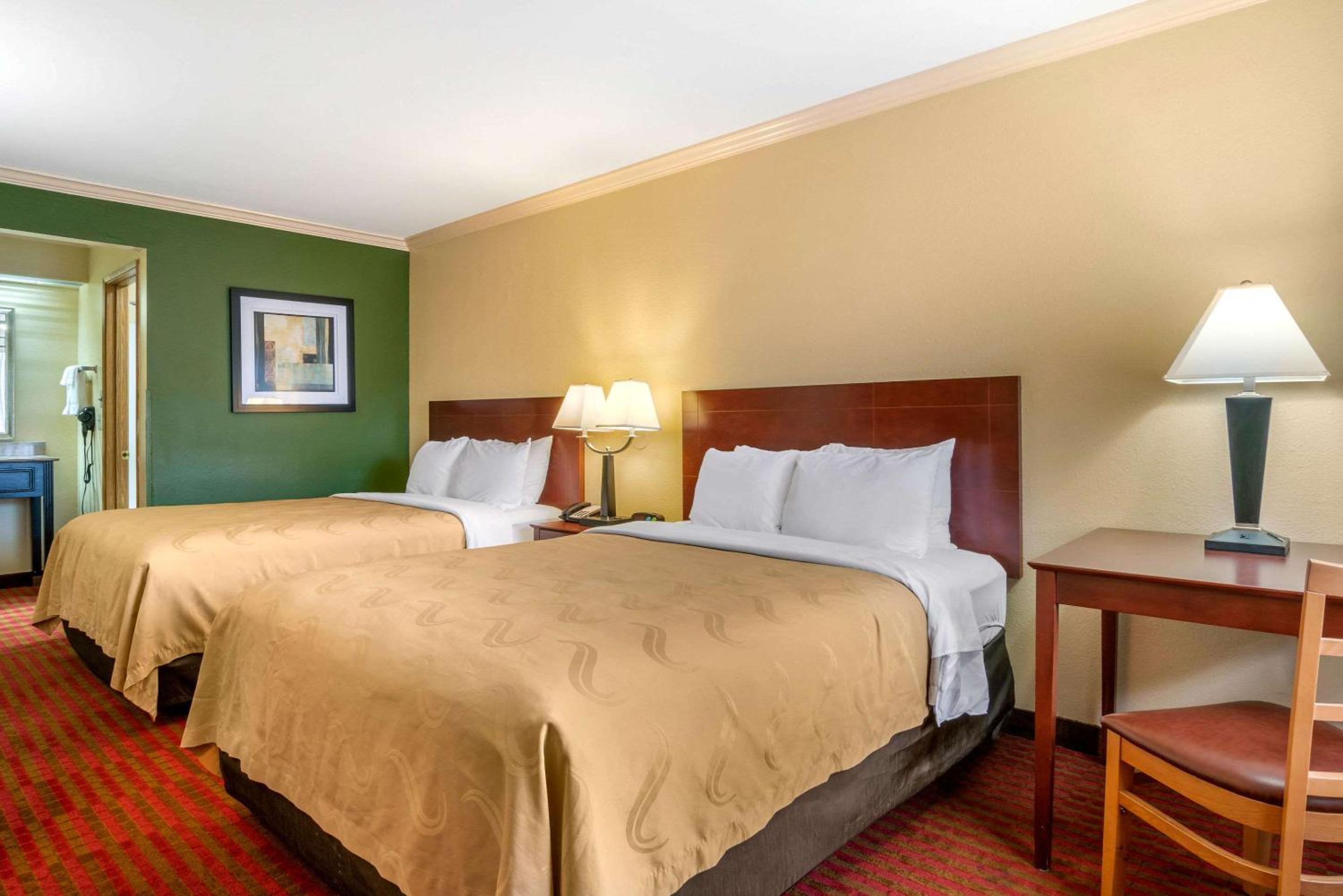 Queen Room with Two Queen Beds - Non-Smoking - Photo 2