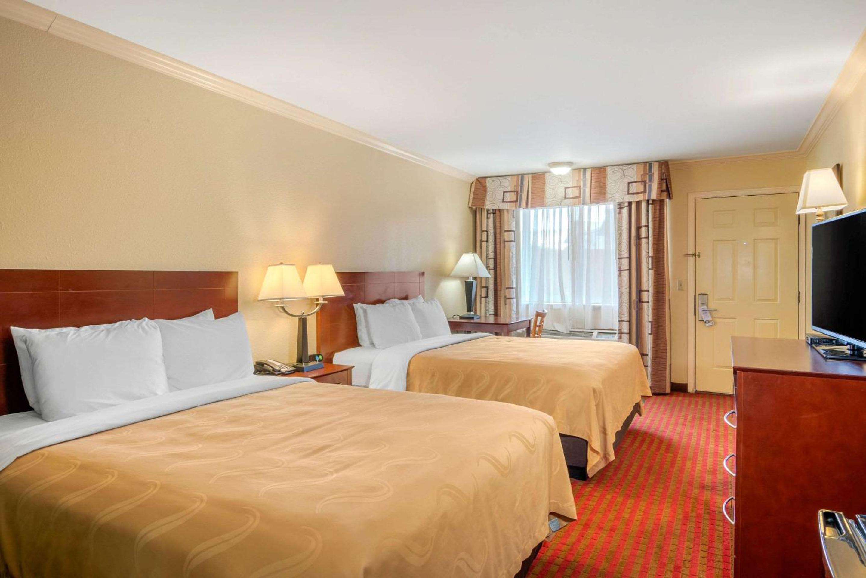 Queen Room with Two Queen Beds - Non-Smoking - Photo 3