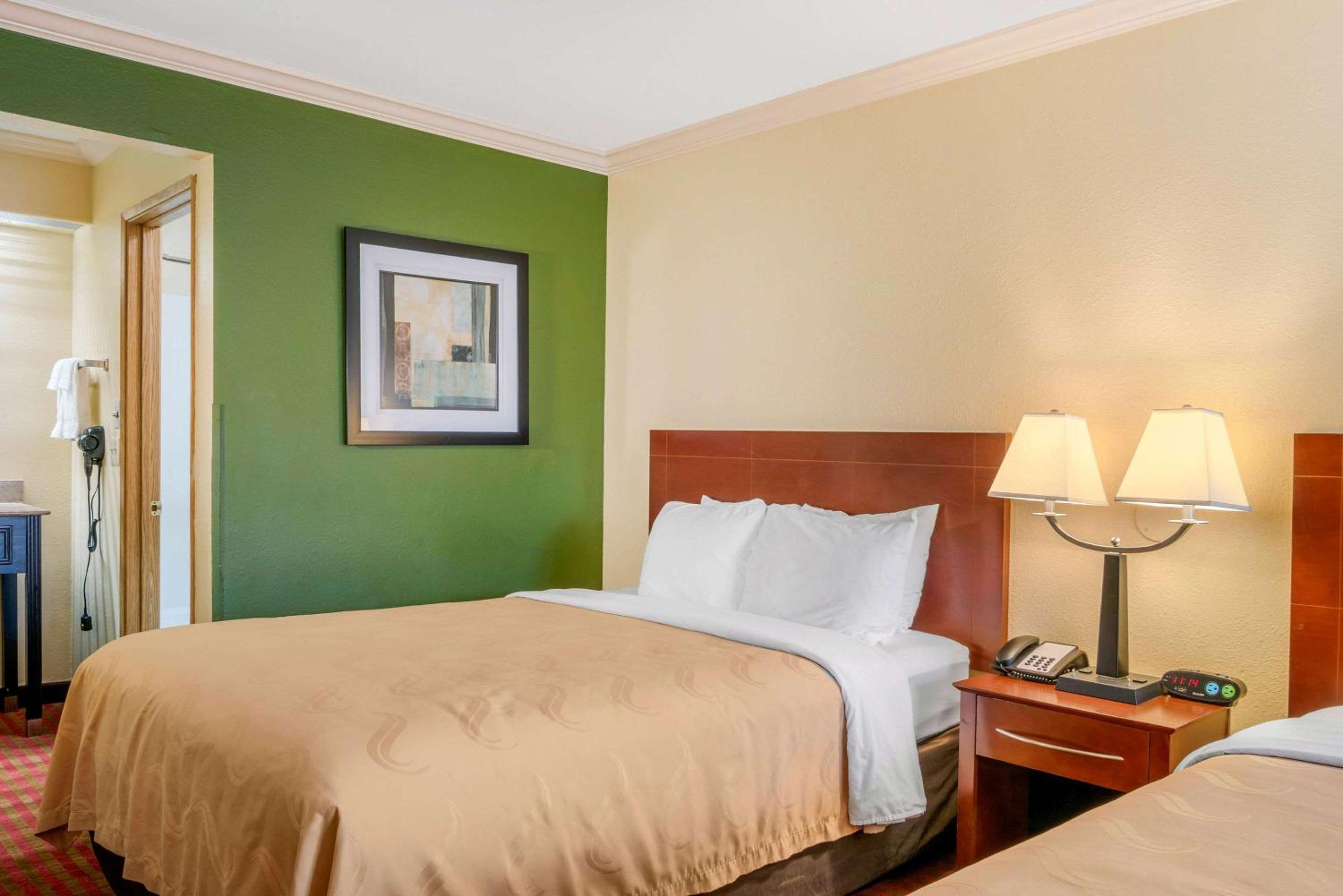 Queen Room with Two Queen Beds - Non-Smoking - Photo 5