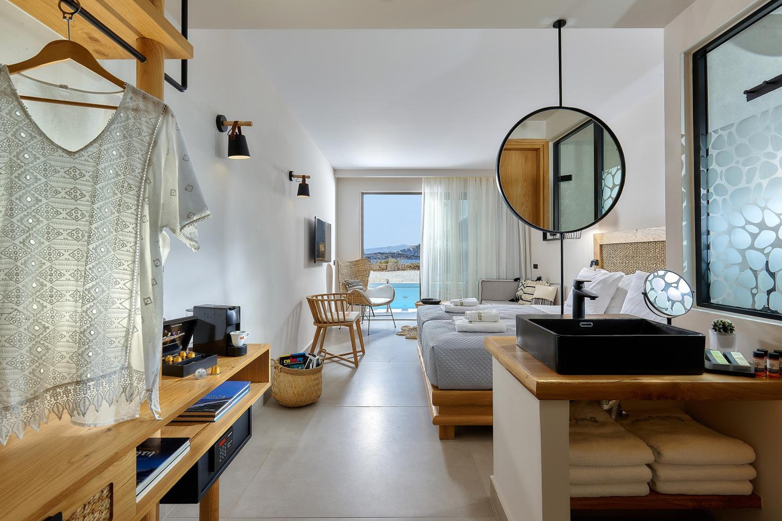 Junior Suite with Garden or Side Sea View & Sharing Pool, photo 6