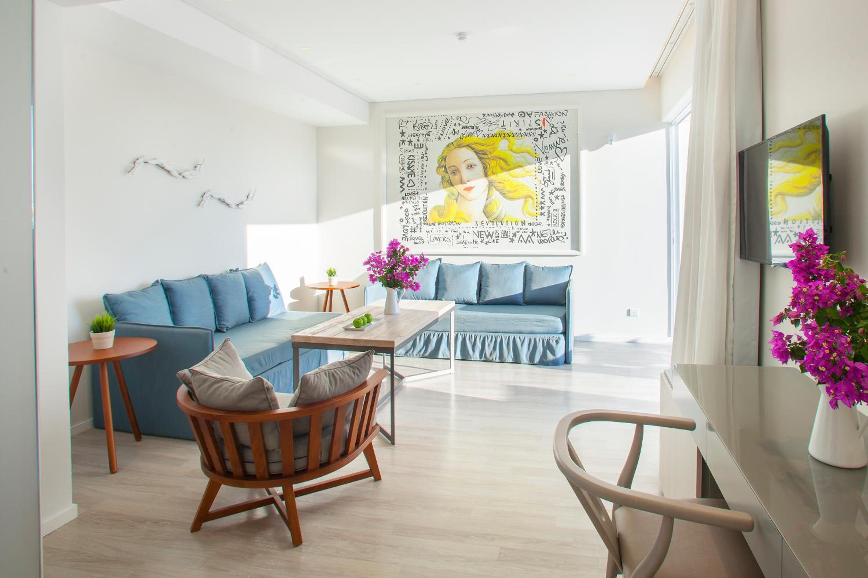Suite with Pool View photo 3