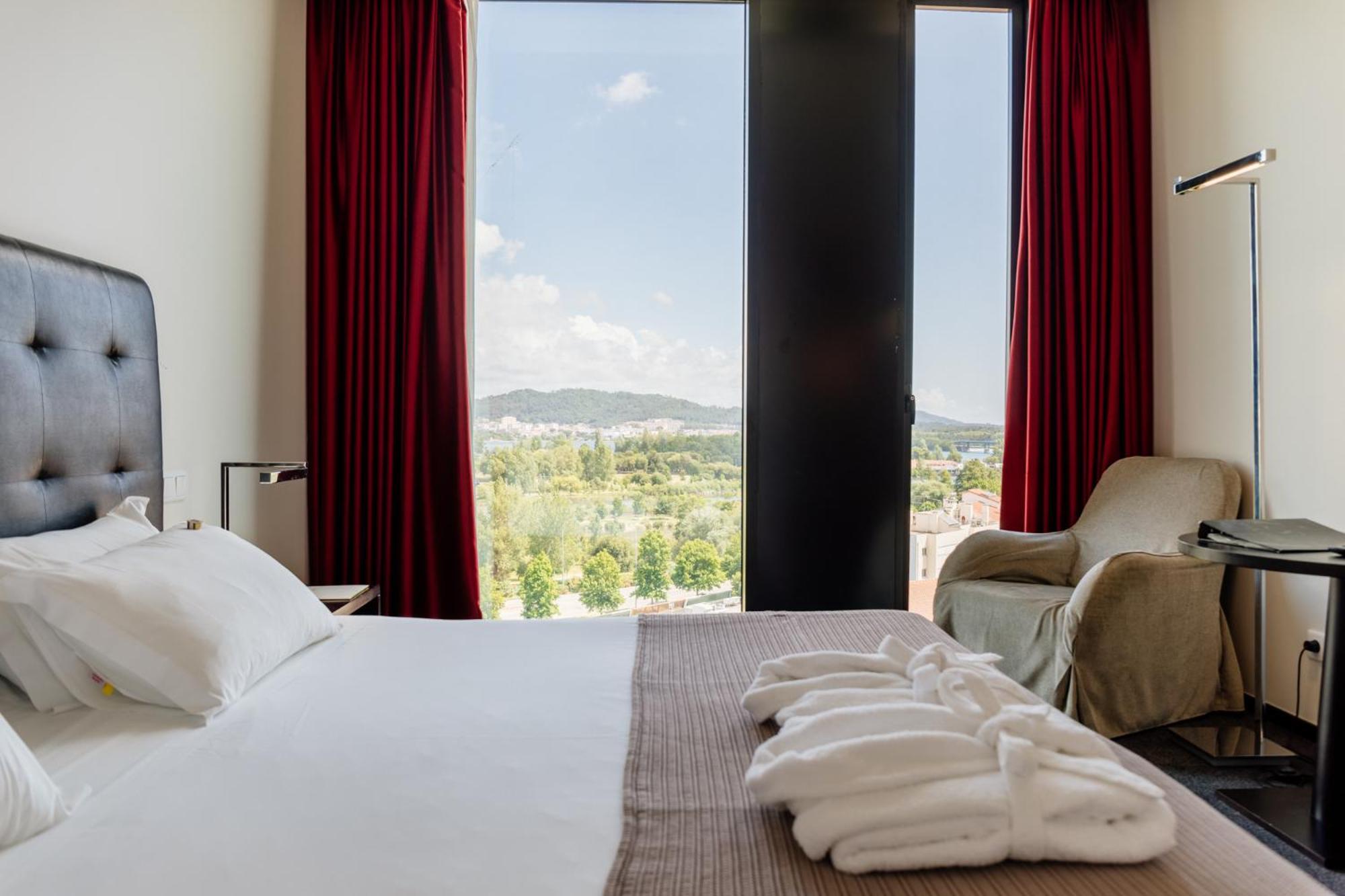 Double Room with River View - Photo 2