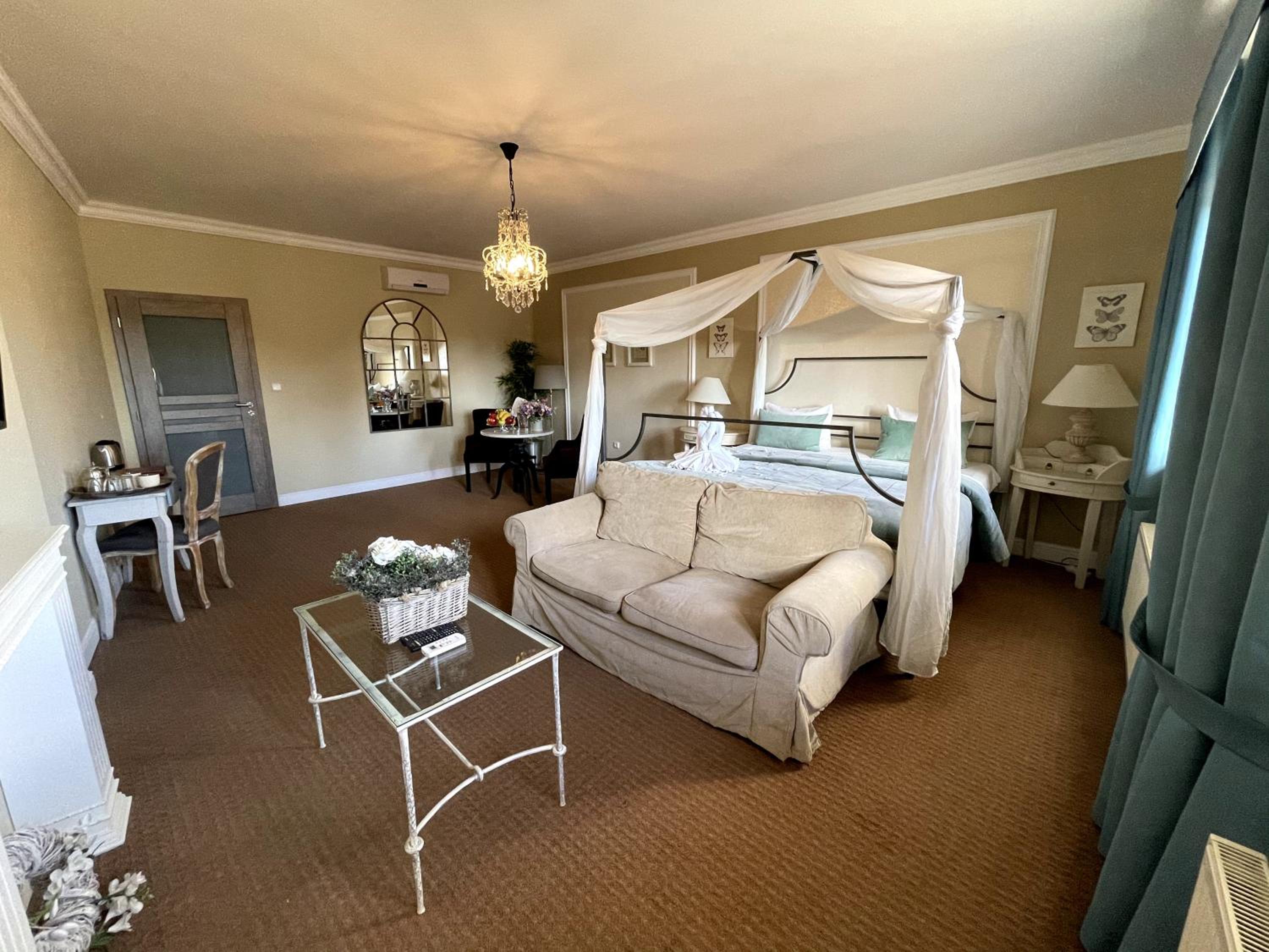 Deluxe Double Room with Bath - Photo 8