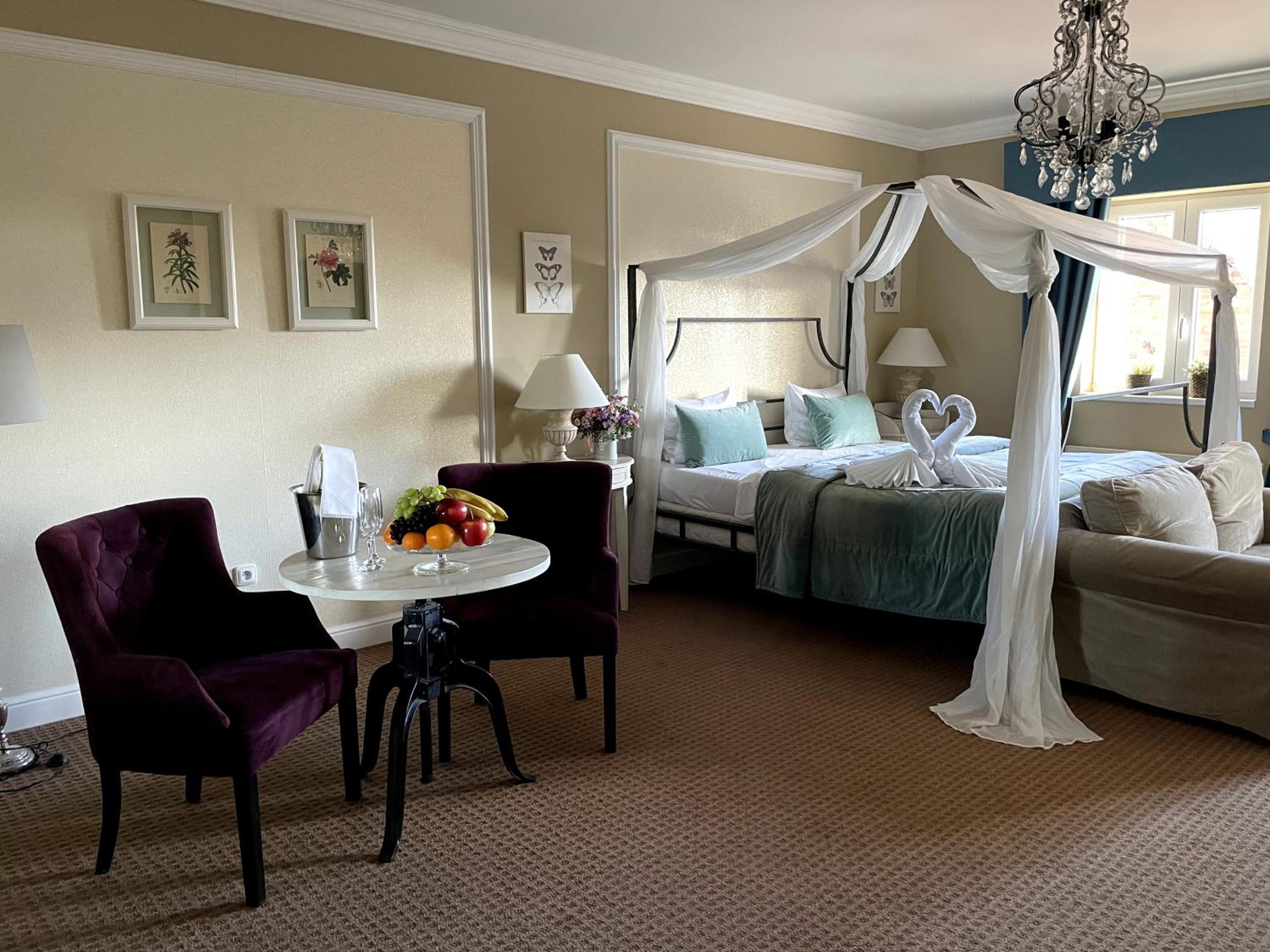 Deluxe Double Room with Bath - Photo 7