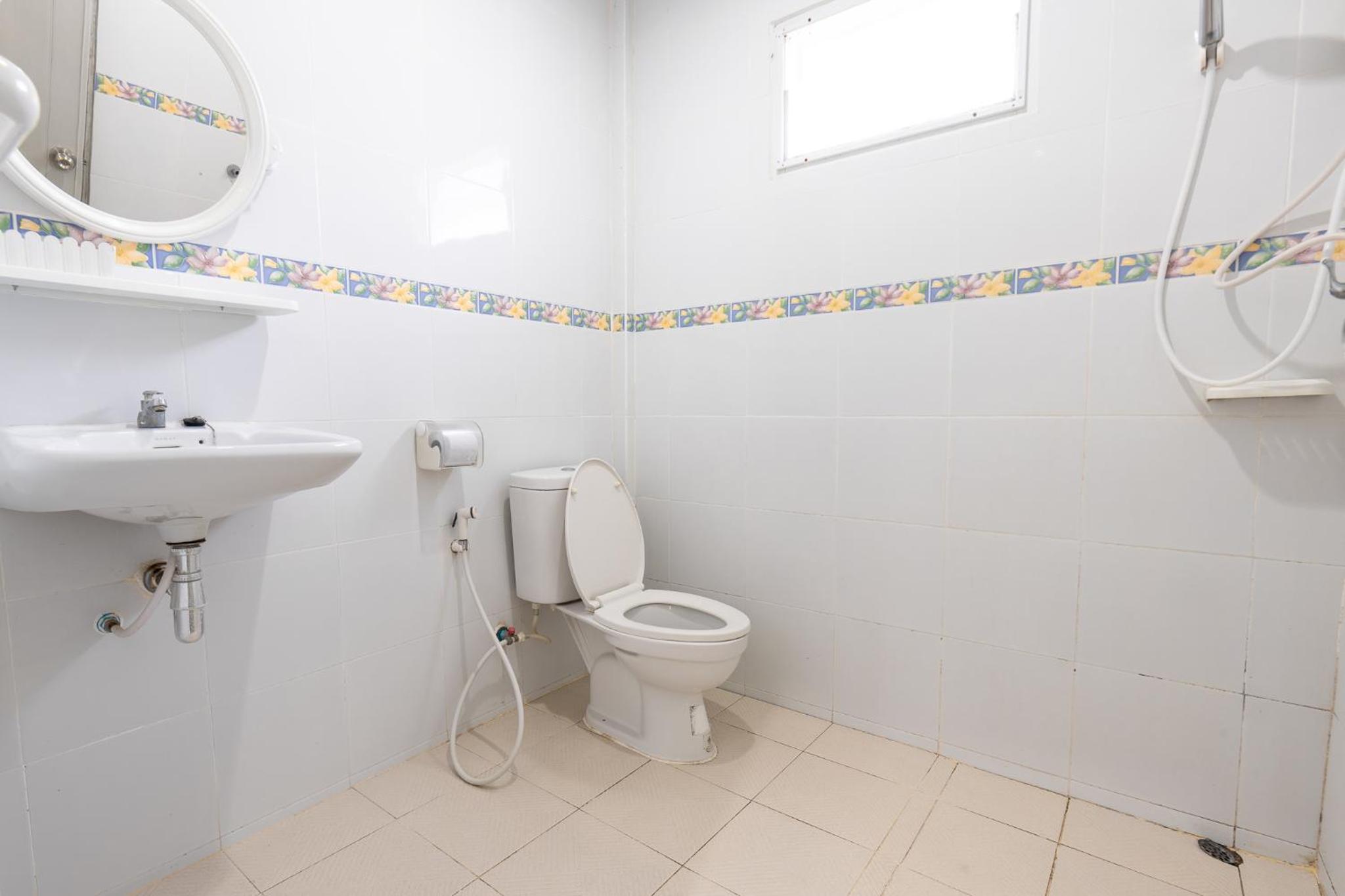 Twin Room with Private Bathroom photo 3