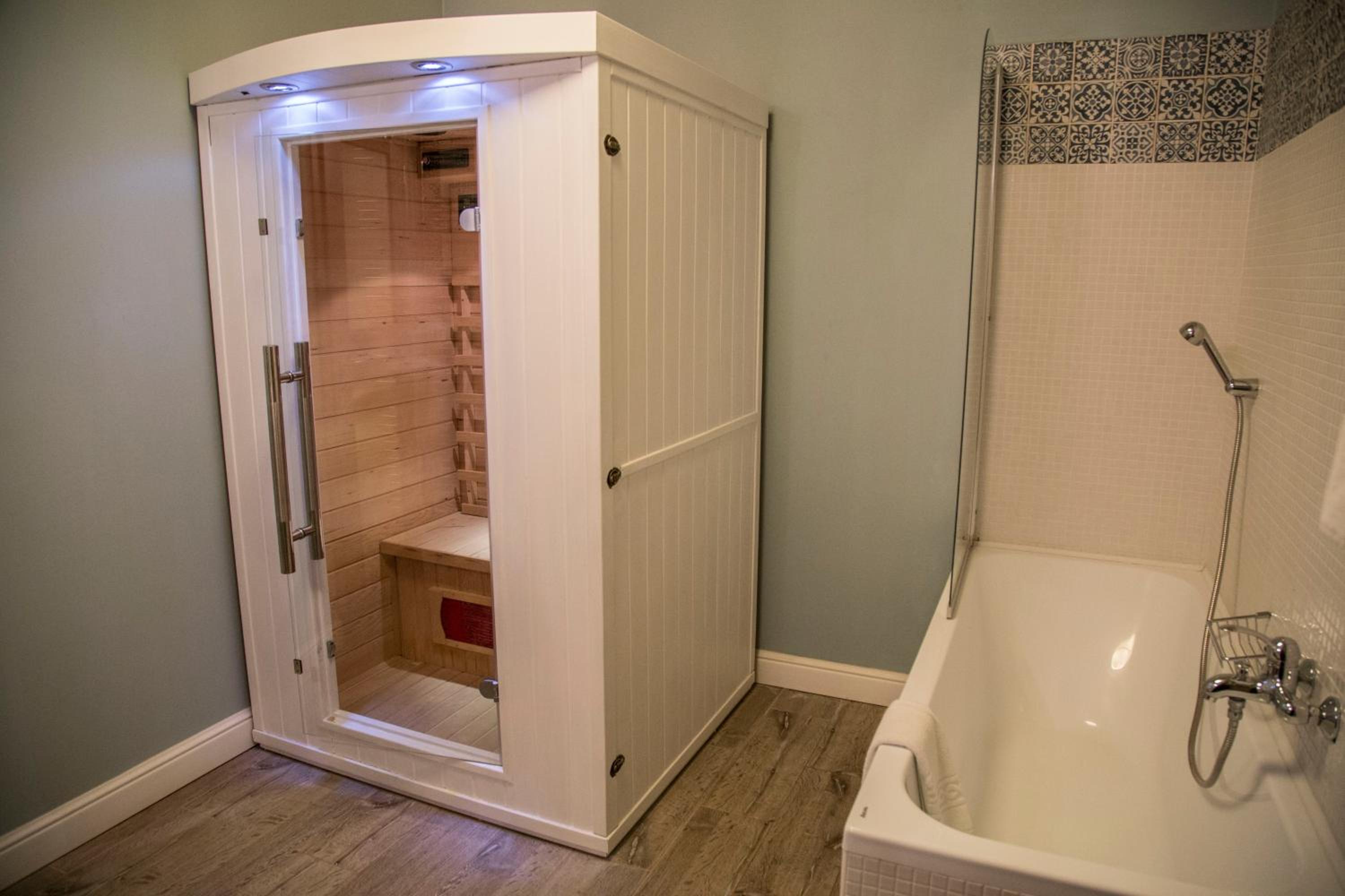 Deluxe Double Room with Bath - Photo 3