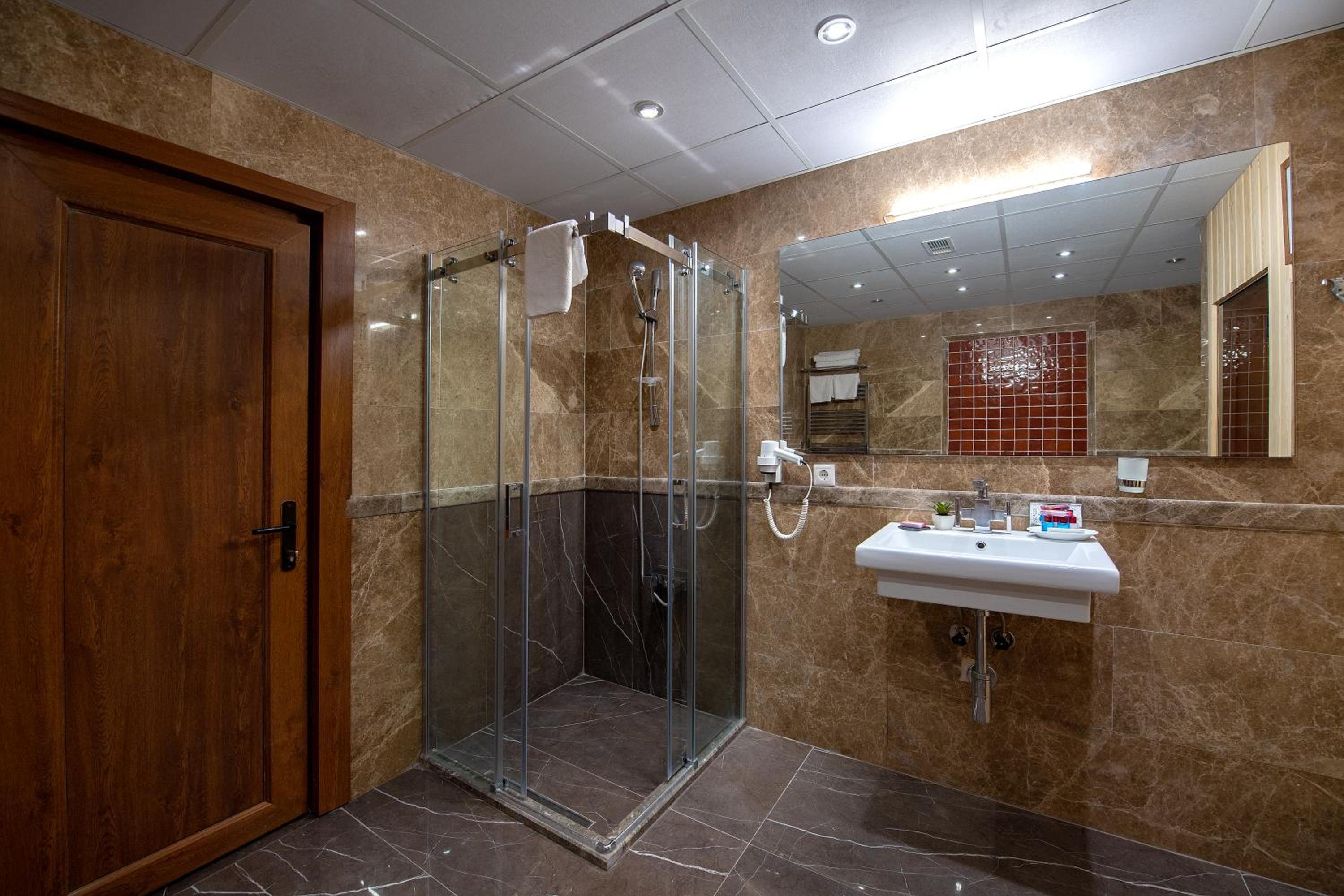 Queen Room with Spa Bath - Photo 9