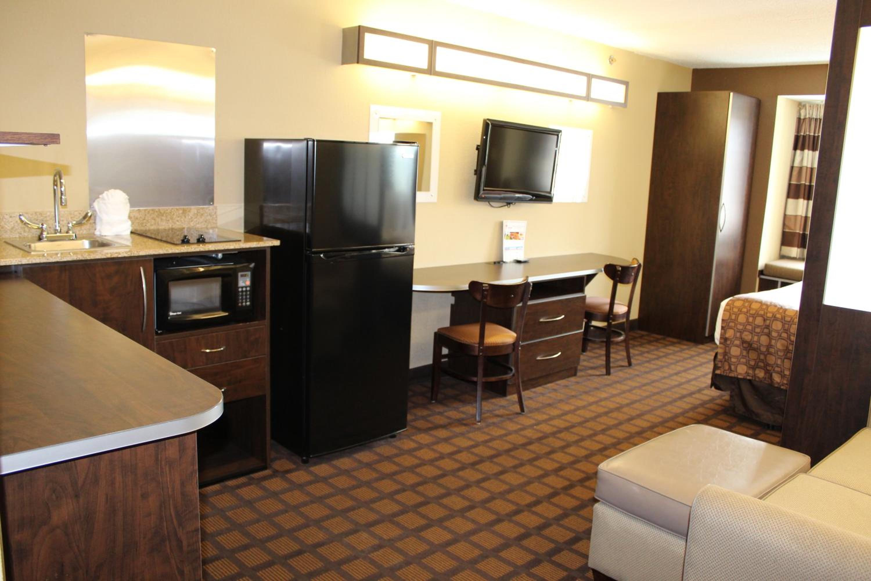 1 Queen Bed, Efficiency Suite, Non-Smoking photo 2