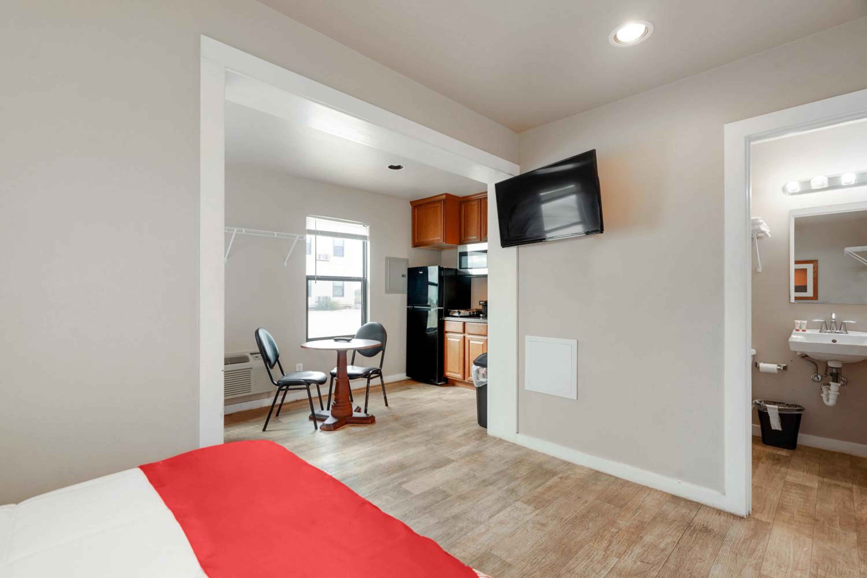 Premium 2 Full Bed with Kitchenette - Photo 10