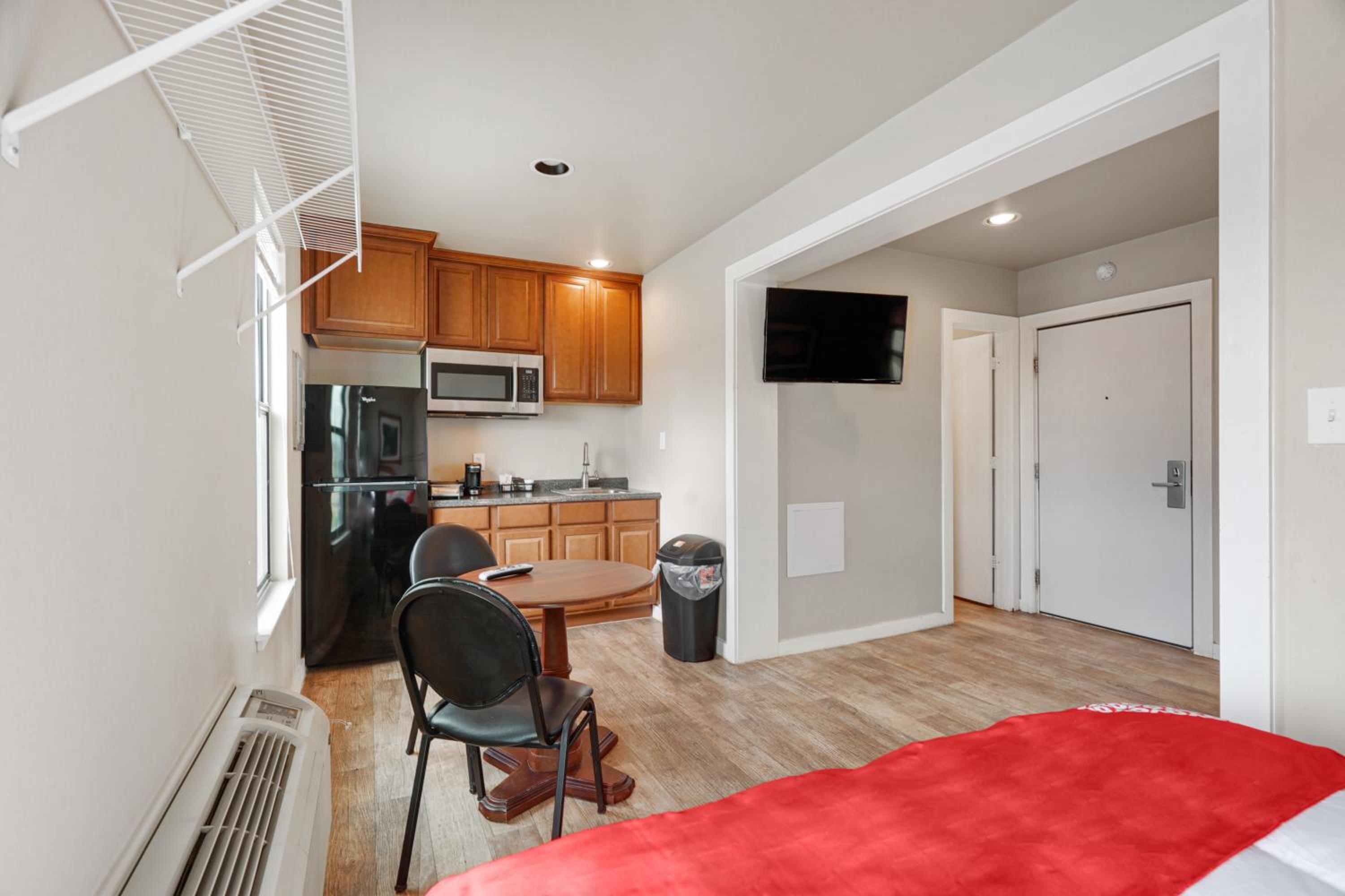 Premium 2 Full Bed with Kitchenette - Photo 9
