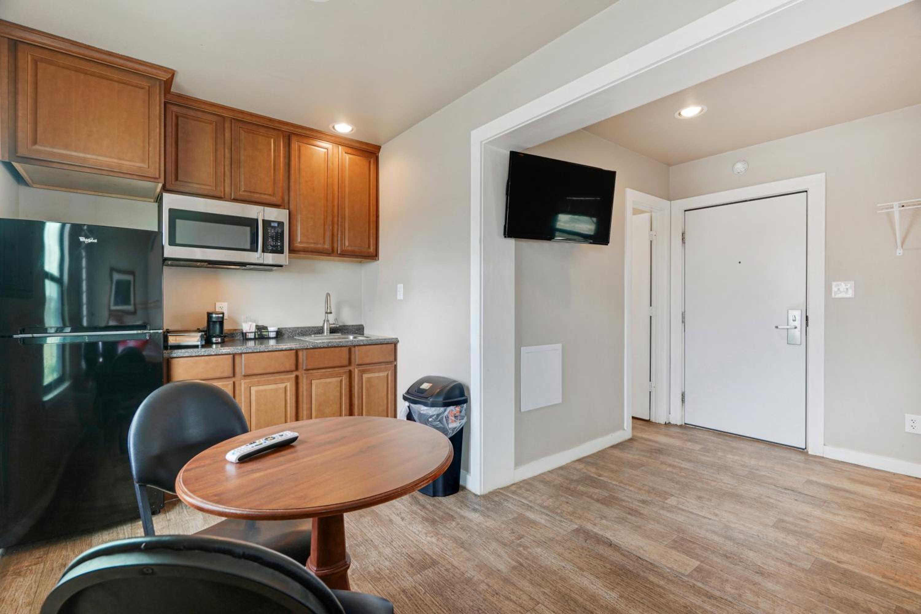 Premium 2 Full Bed with Kitchenette - Photo 8