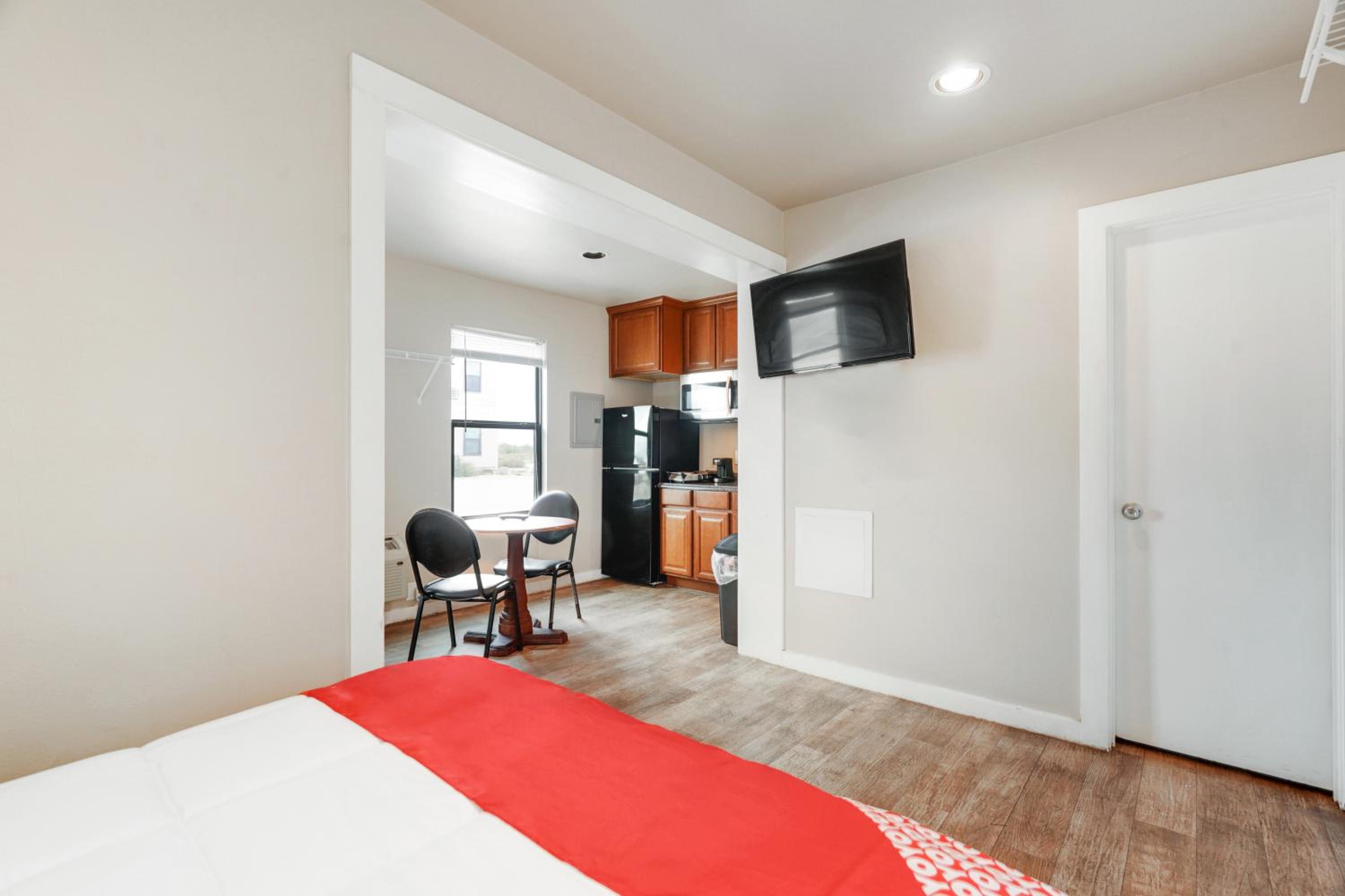 Premium 2 Full Bed with Kitchenette - Photo 4