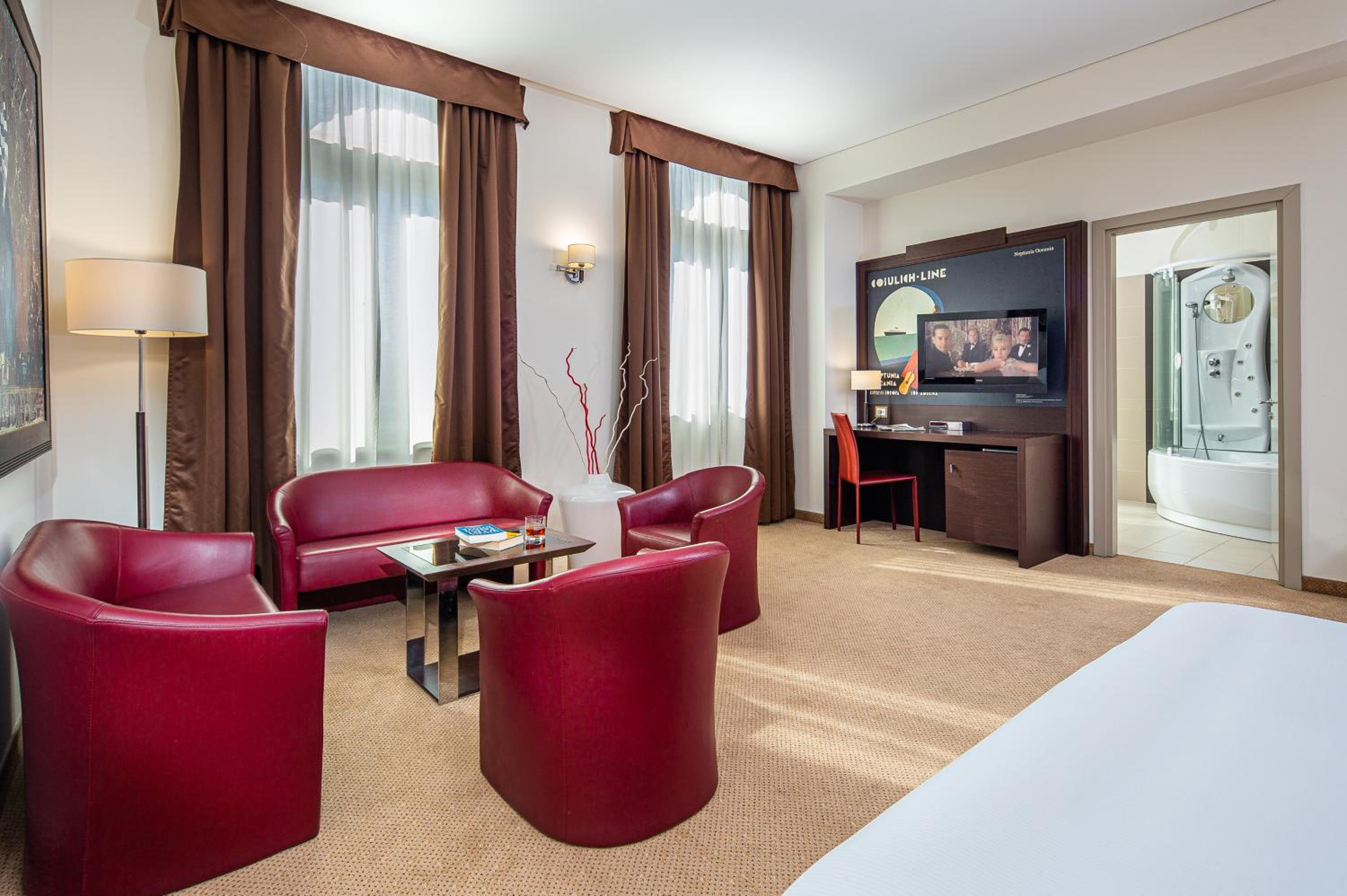 Superior King Room with Balcony - Photo 2