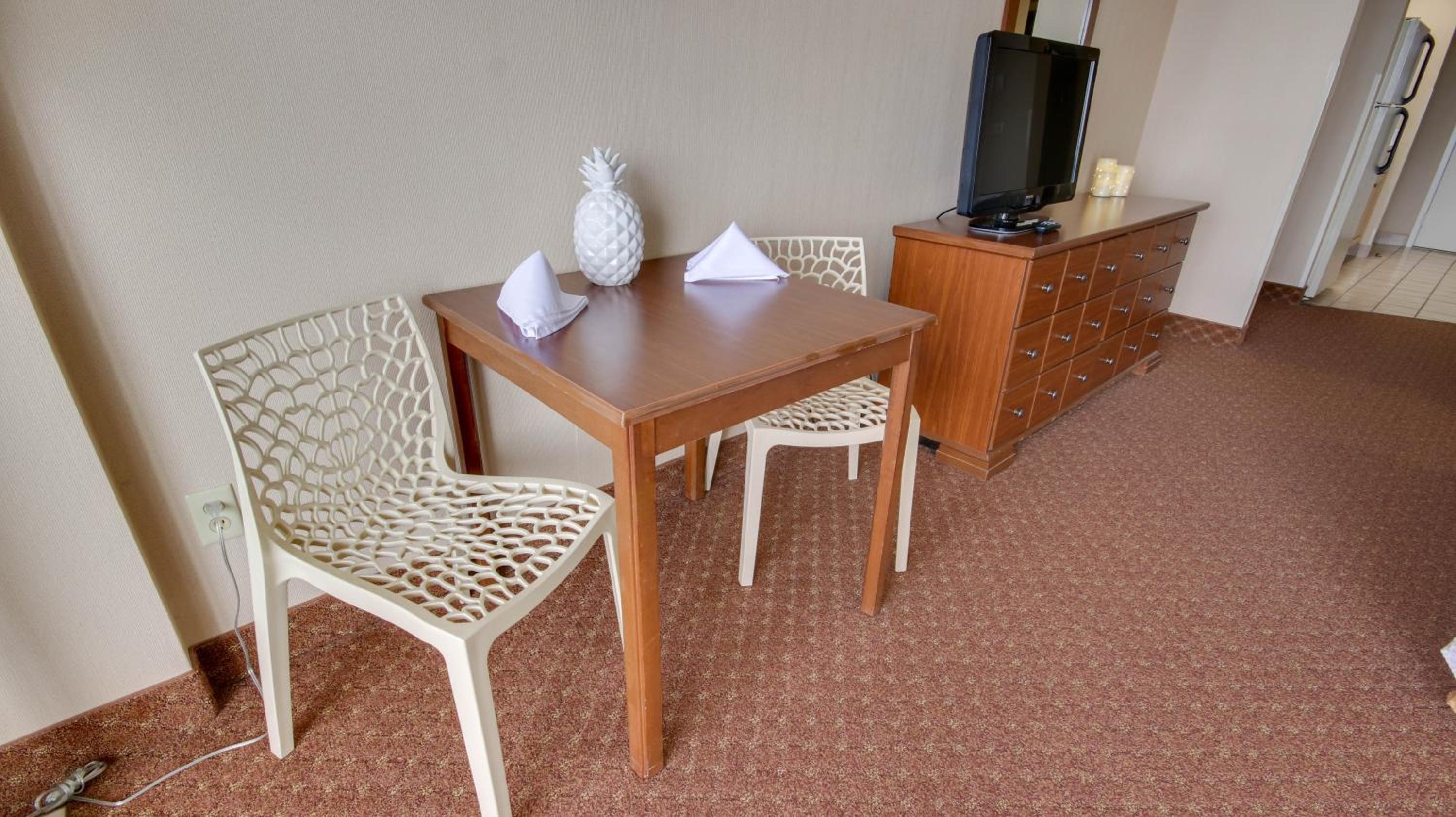 King Room with Kitchenette - South Building - Photo 4