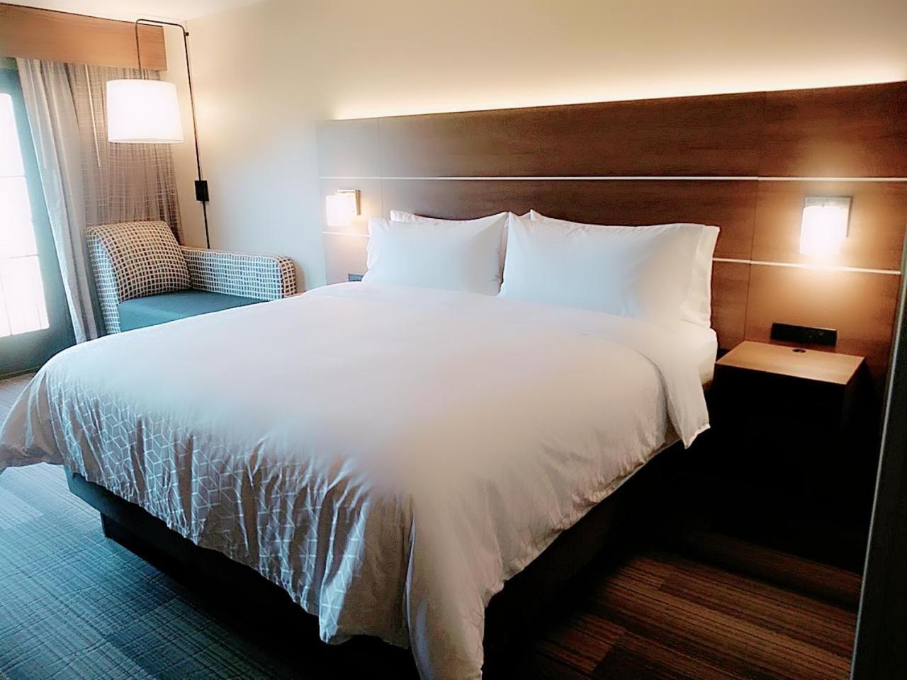 Standard King Room - Photo 3
