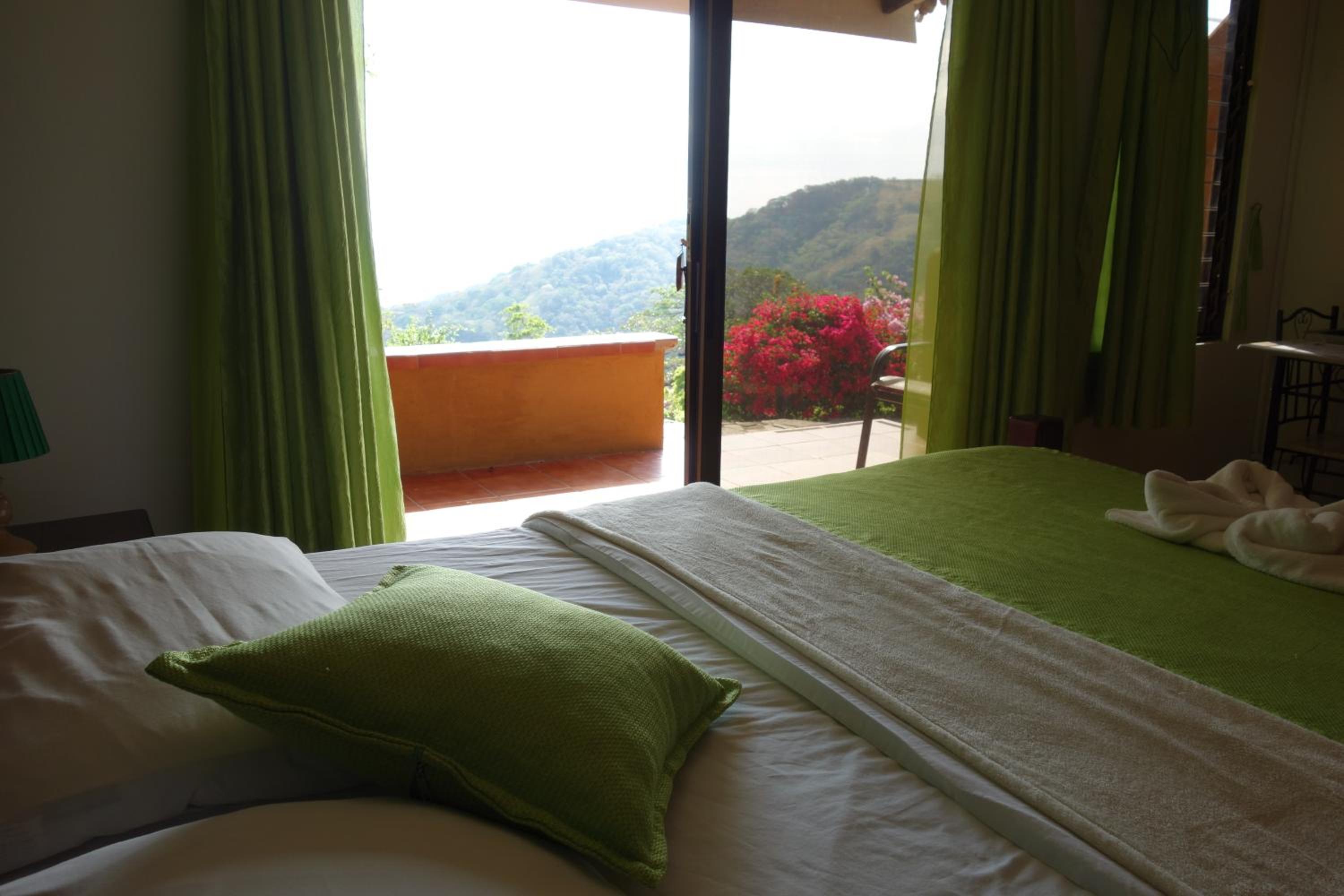 Quadruple Room with Queen and King Bed photo 2