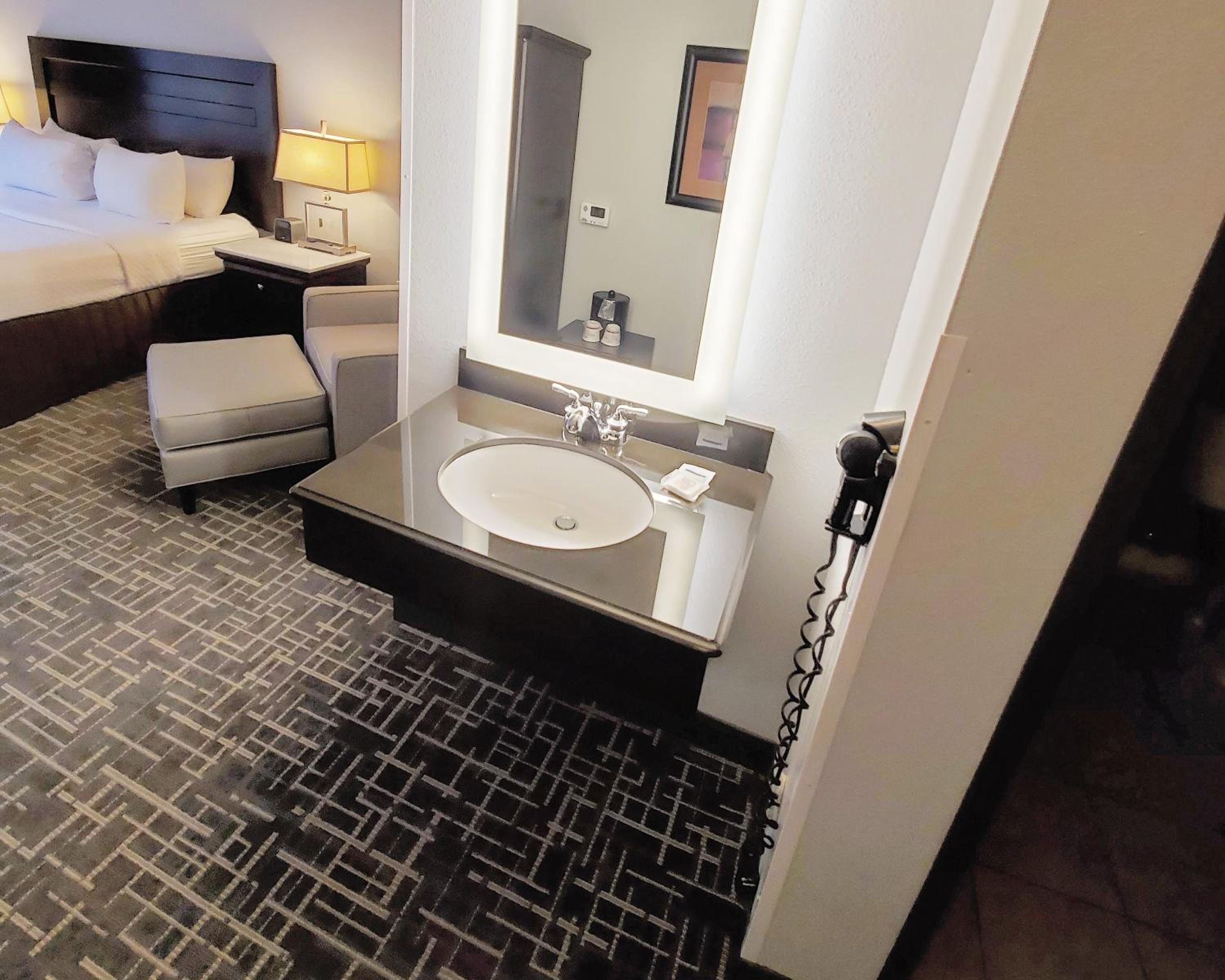 Standard King Room with Mobility Accessible Tub - Photo 6