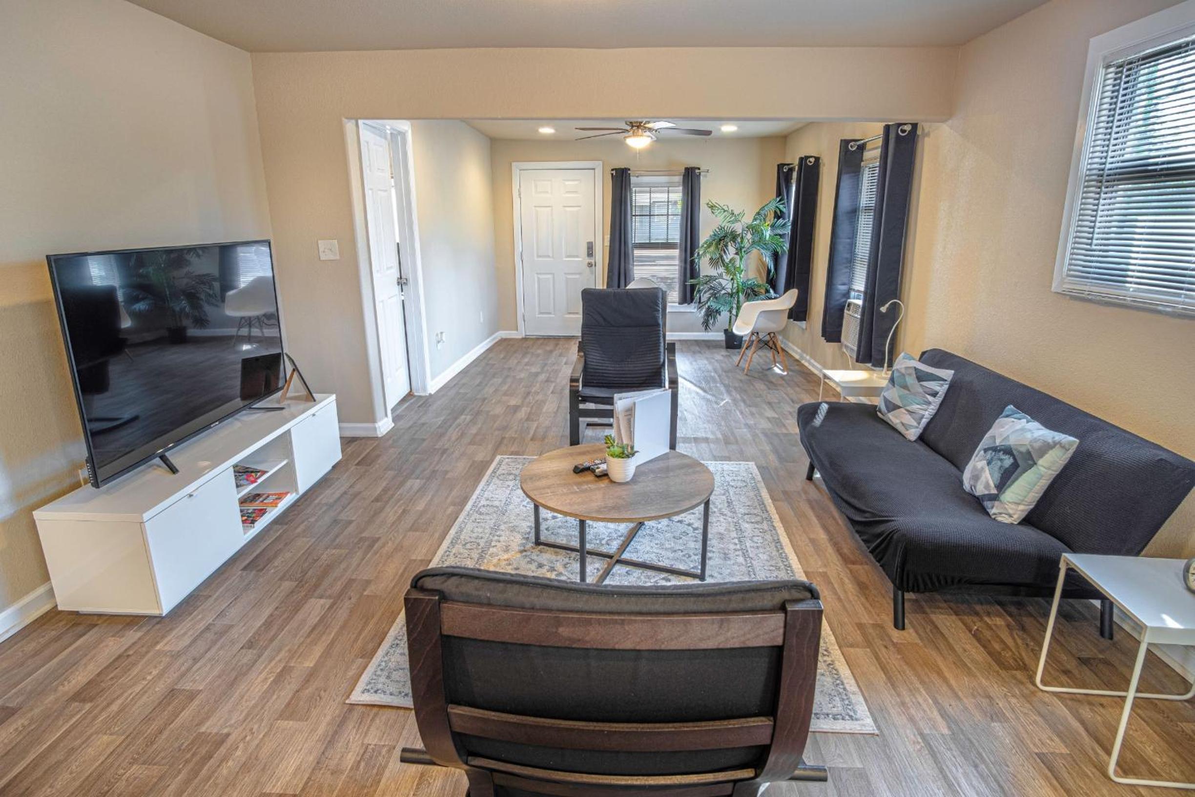 Three-Bedroom House - Photo 6
