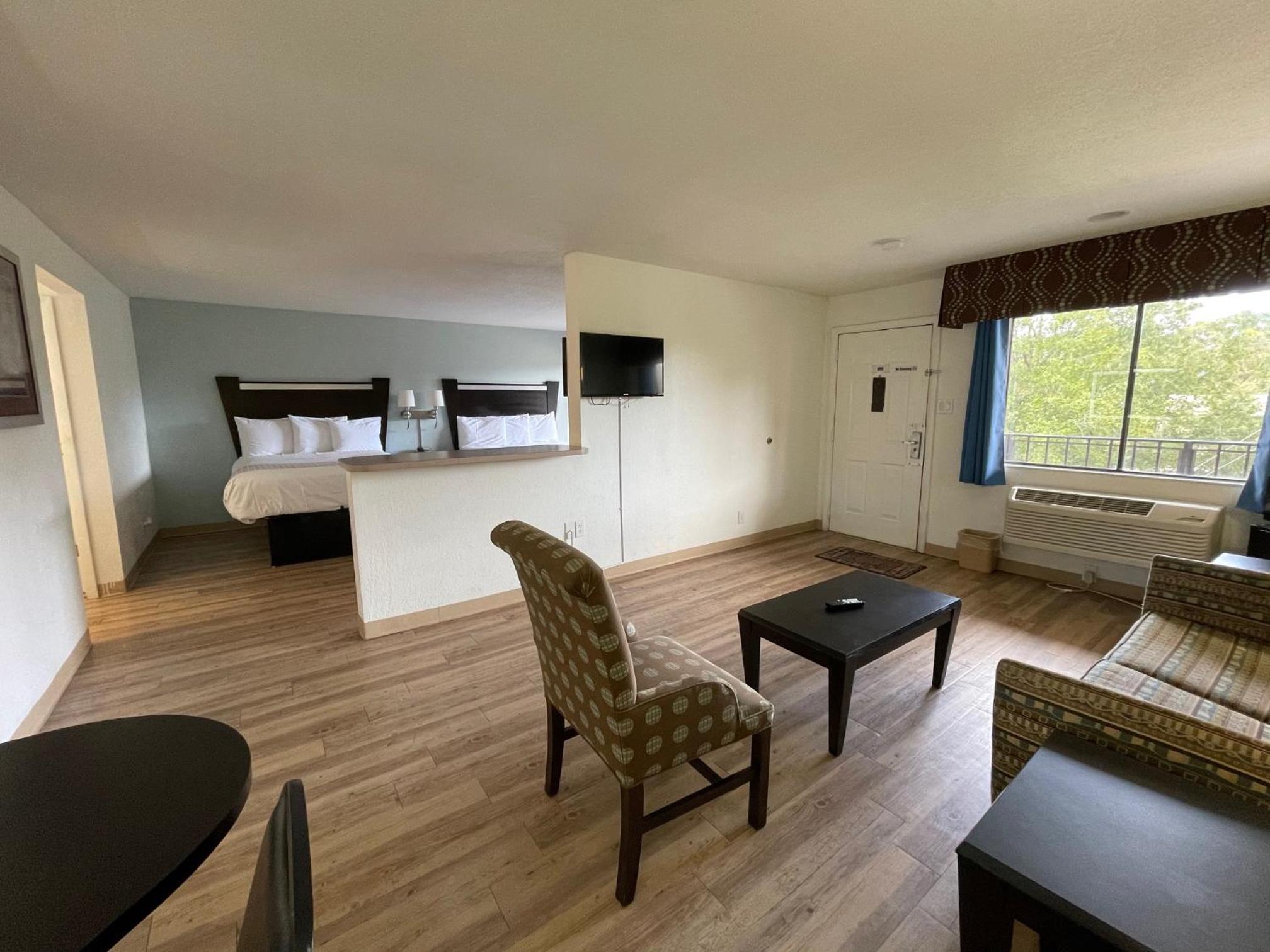 Deluxe Queen Suite - Photo 3