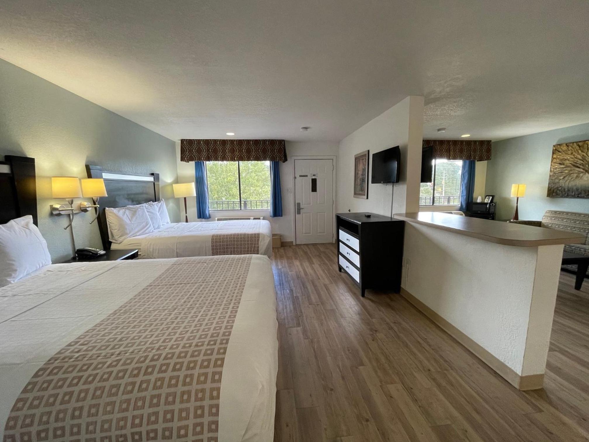 Deluxe Queen Suite - Photo 1