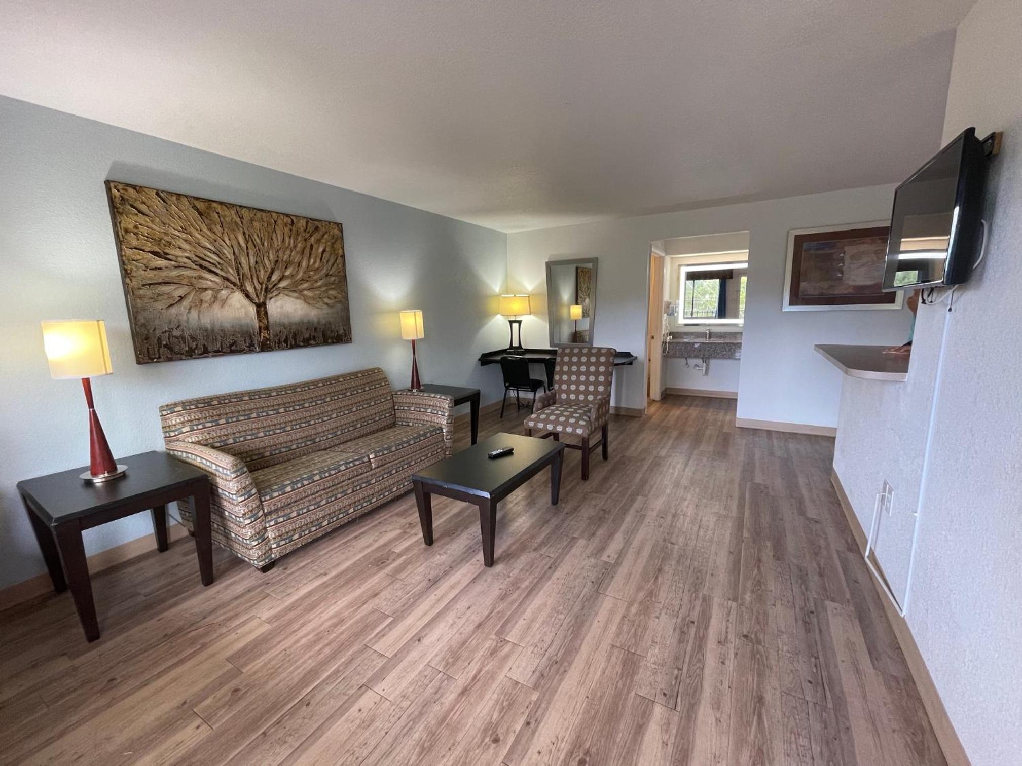 Deluxe Queen Suite - Photo 2