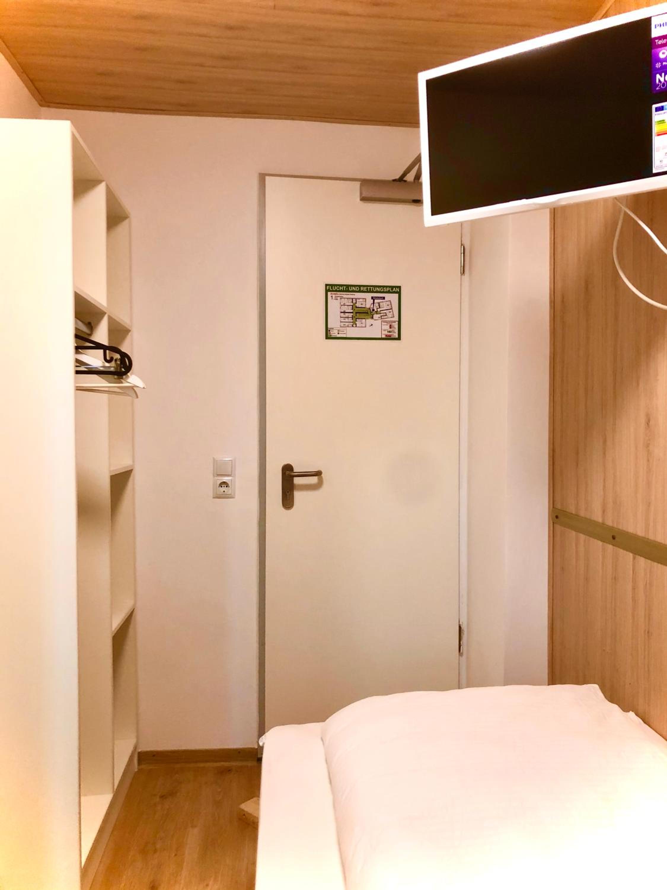 Single Room with Bathroom photo 2