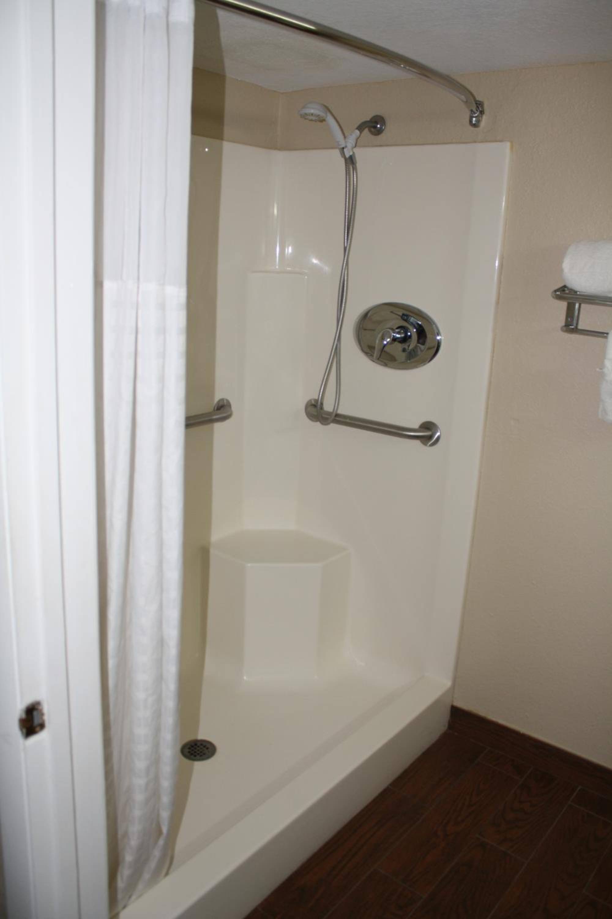 King Room - Accessible/Non-Smoking - Photo 3