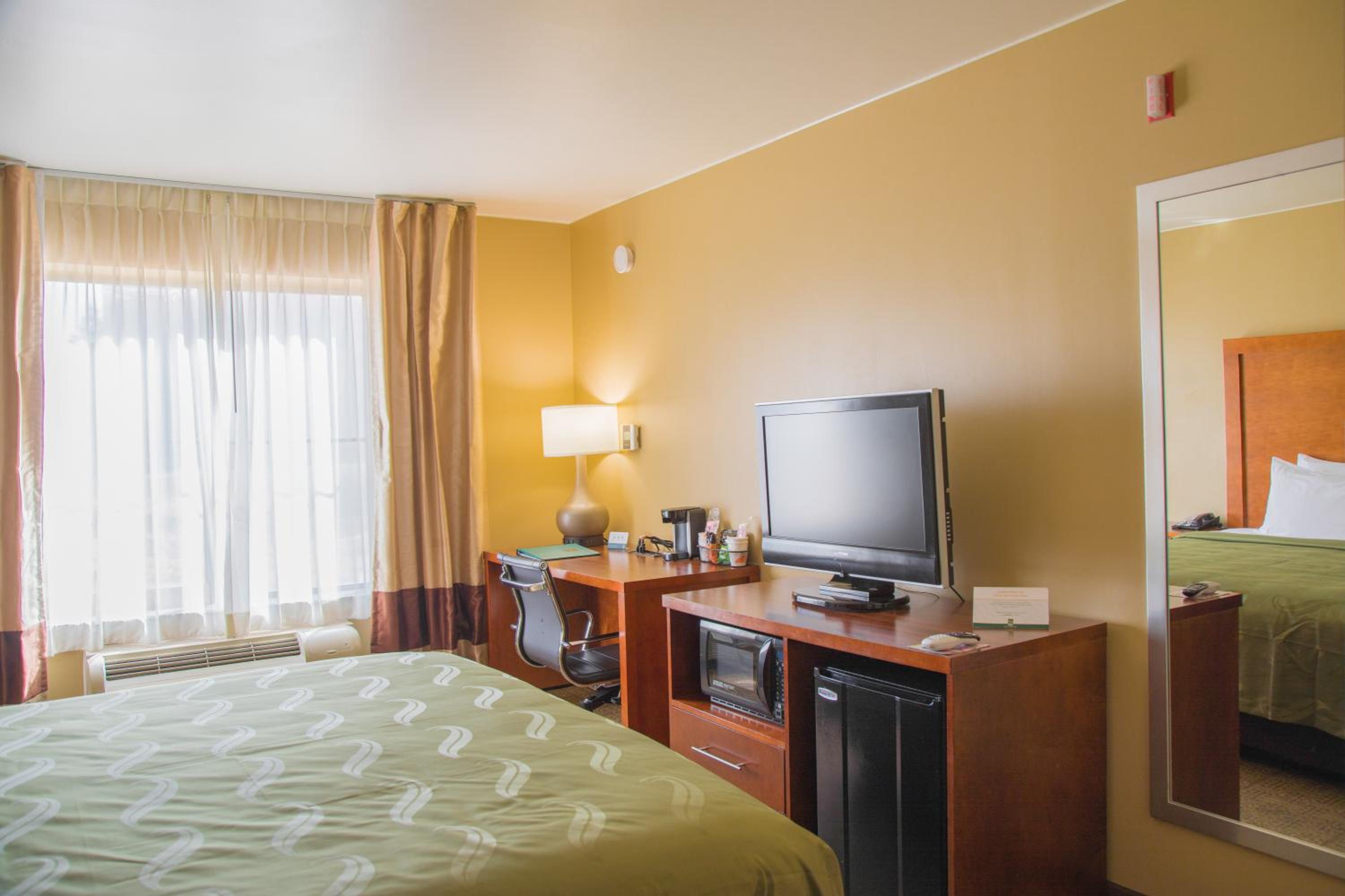 King Room - Non-Smoking - Photo 4