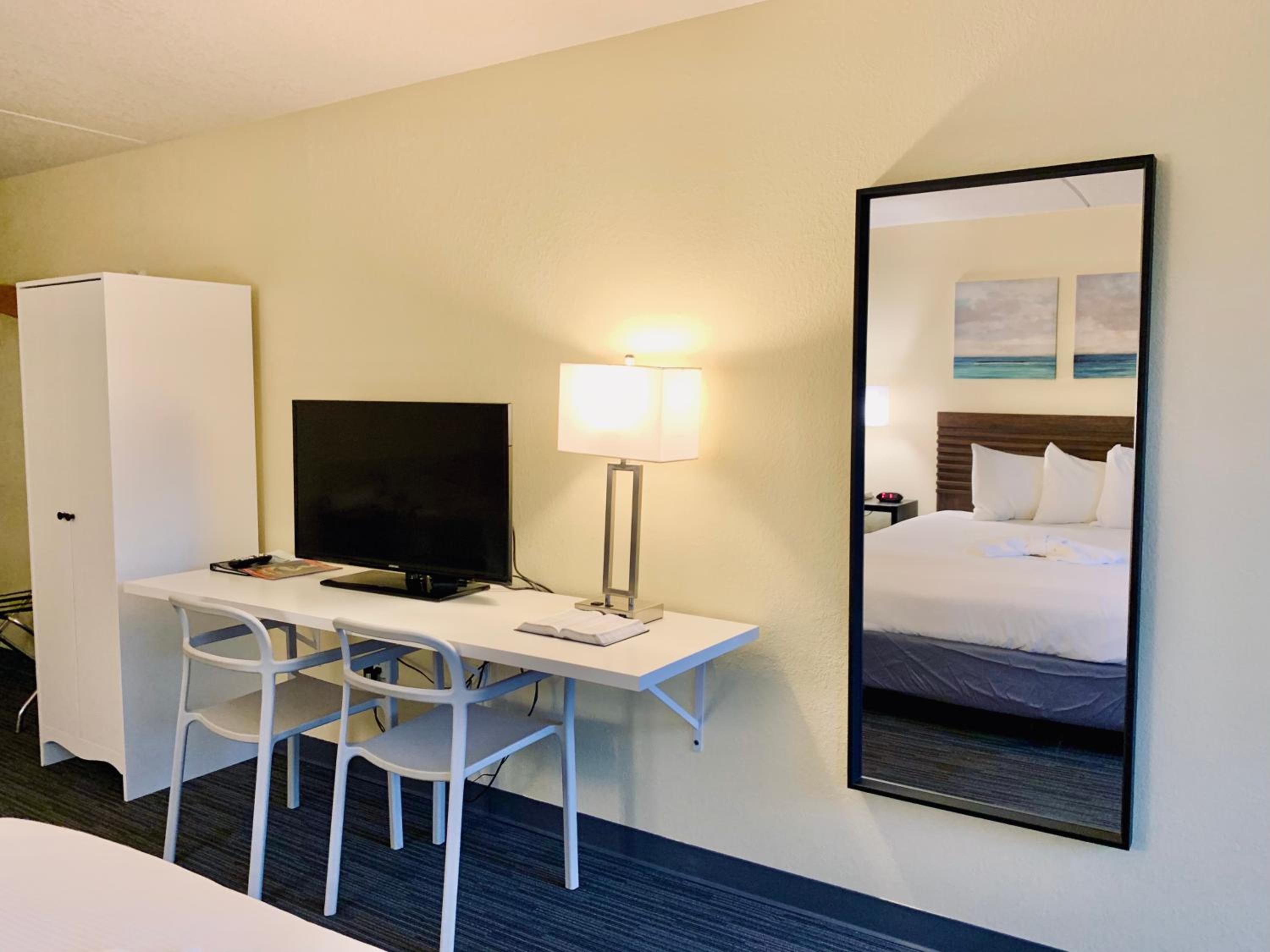  Queen Room with Two Queen Beds - Photo 4