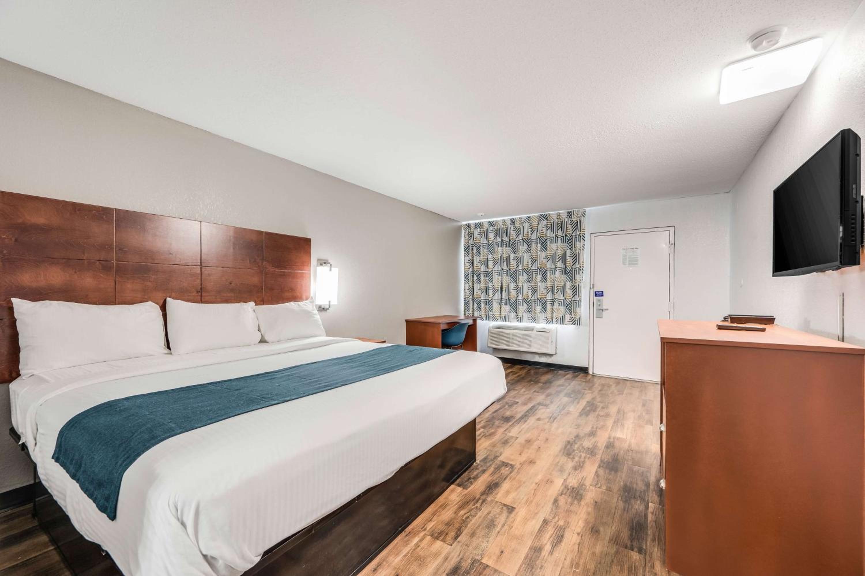 Deluxe King Room - Non-Smoking - Photo 8
