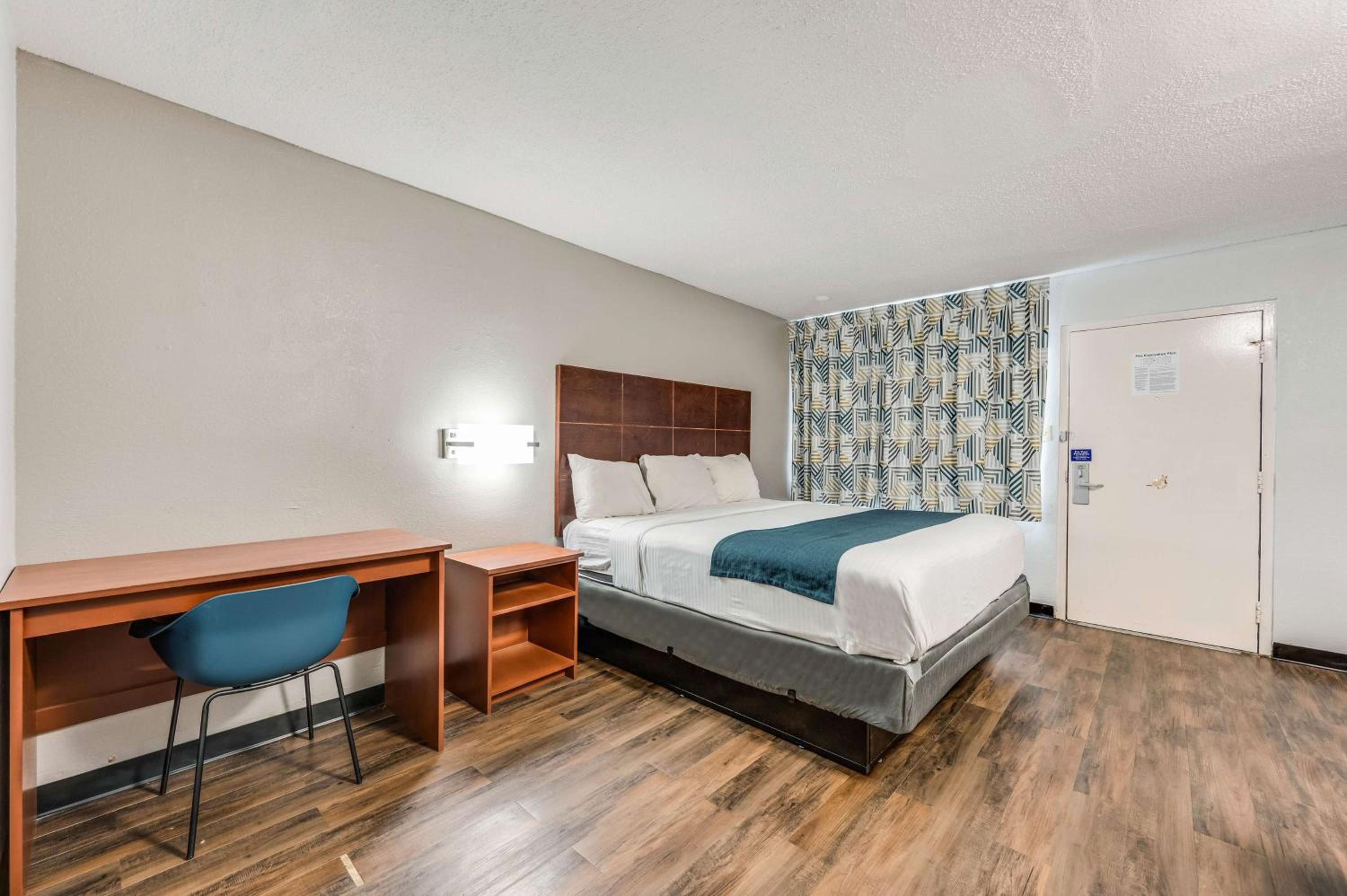 Deluxe King Room - Non-Smoking - Photo 7