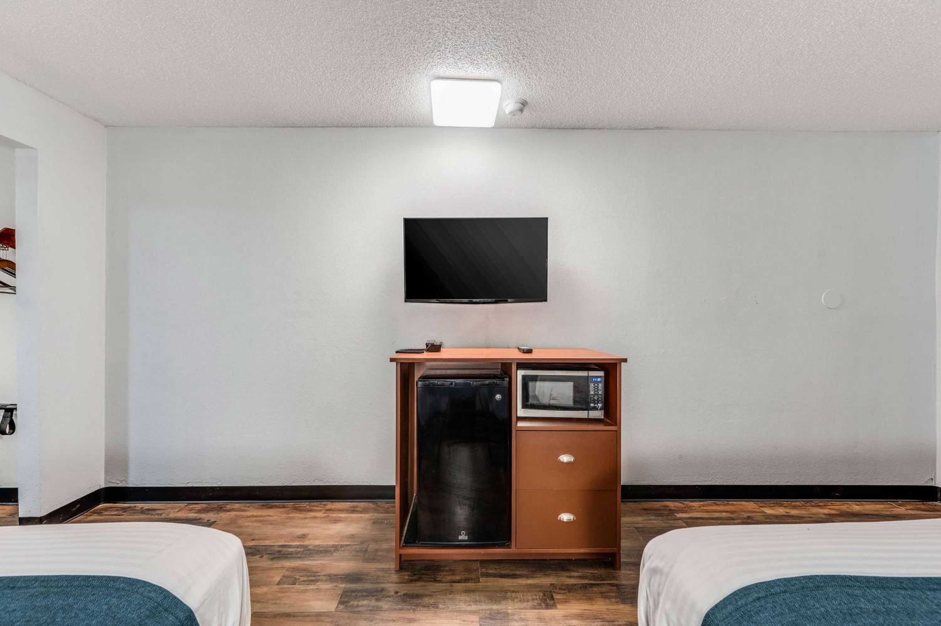 Deluxe Queen Room with Two Queen Beds - Smoking - Photo 3