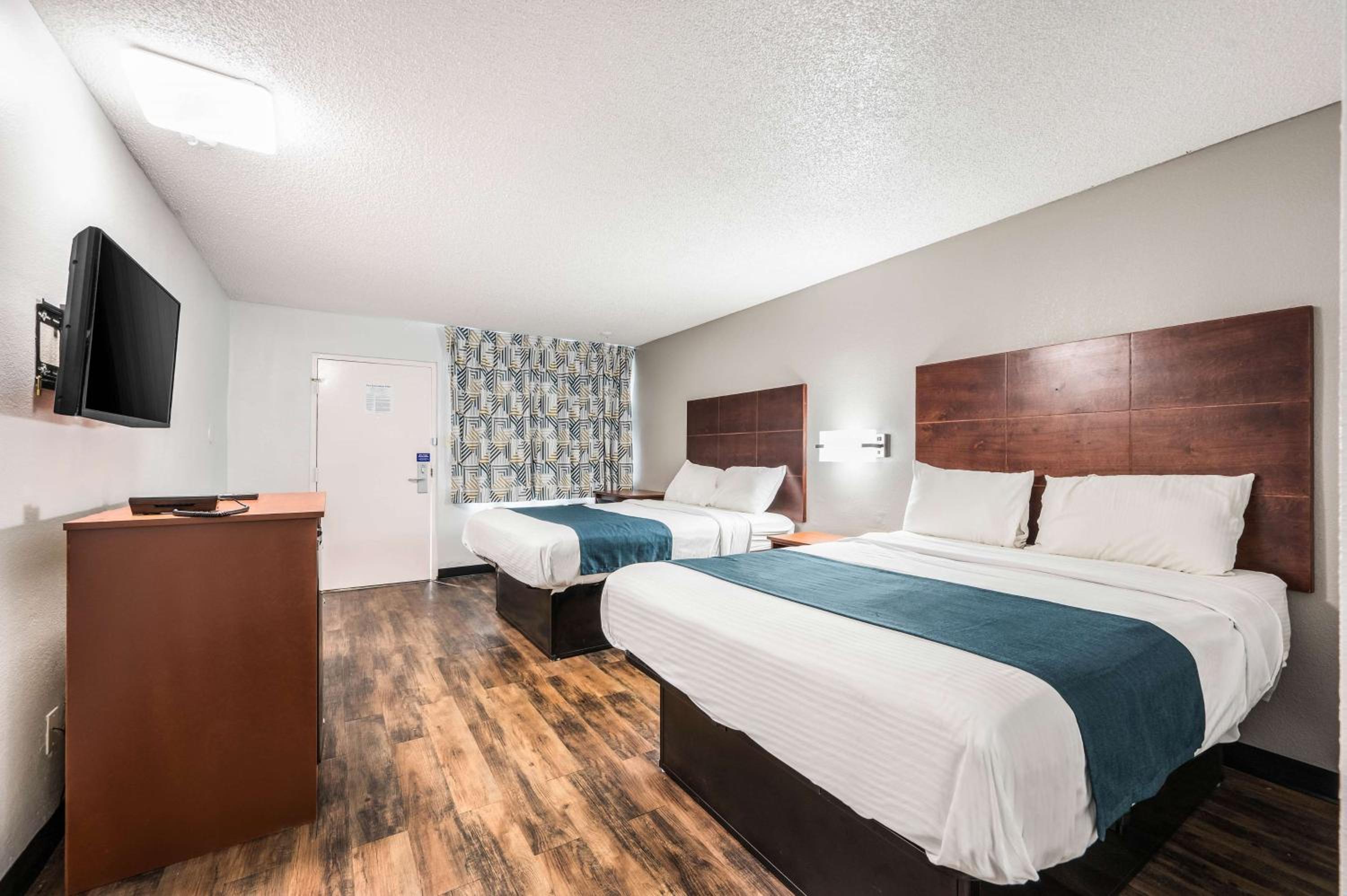 Deluxe Queen Room with Two Queen Beds - Smoking - Photo 2