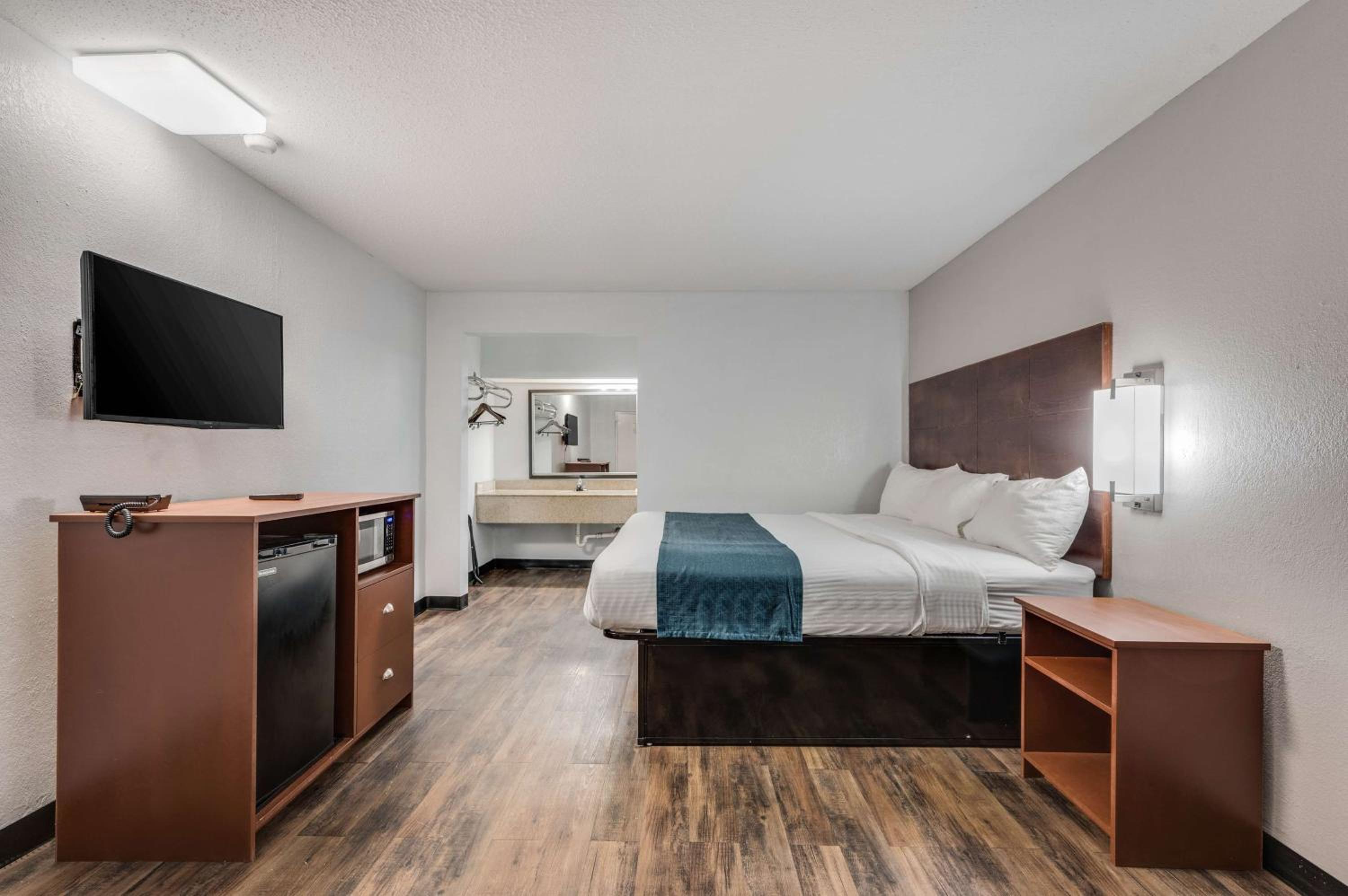 Deluxe King Room - Non-Smoking - Photo 6