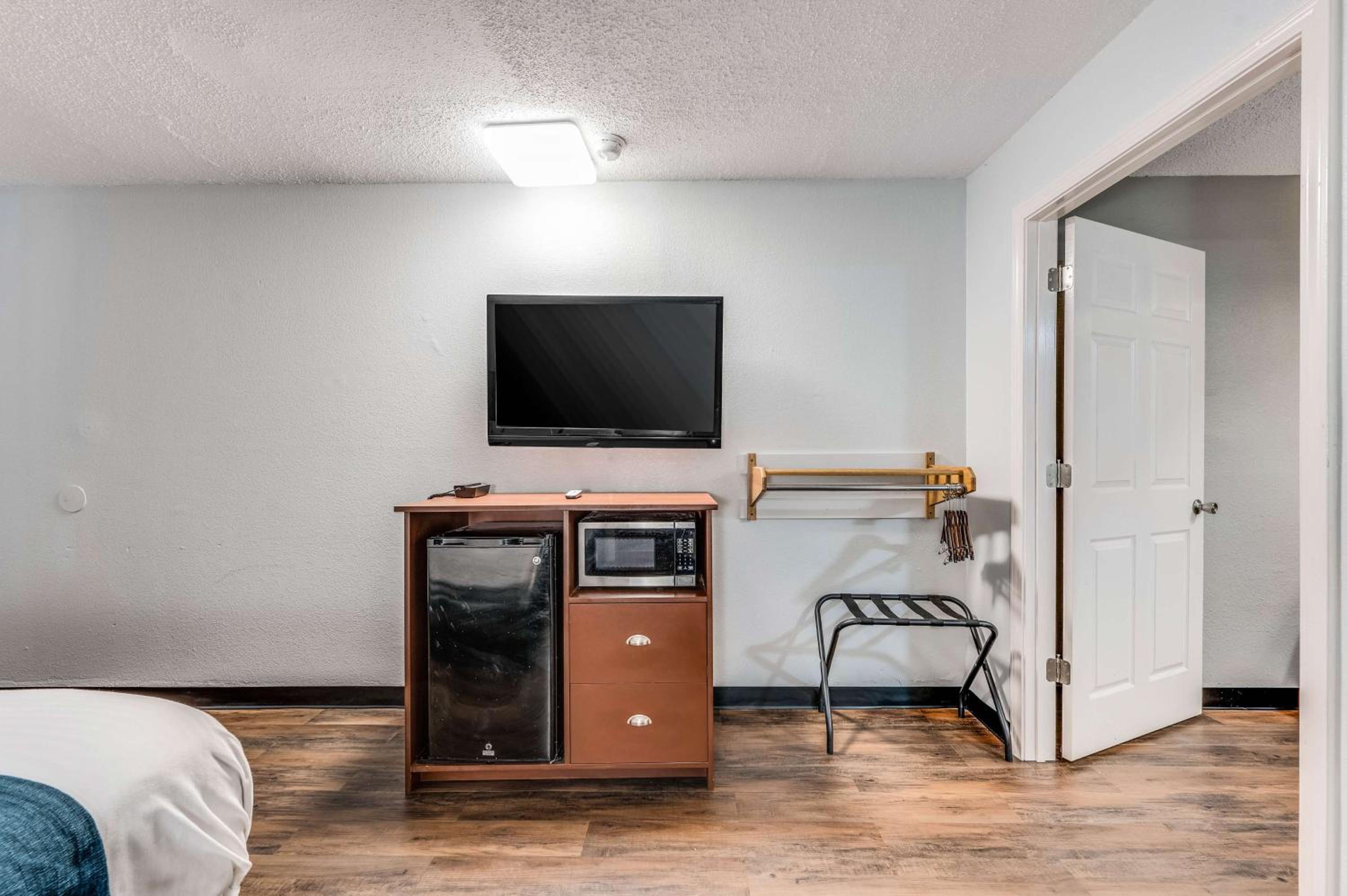 Deluxe King Room - Non-Smoking - Photo 5